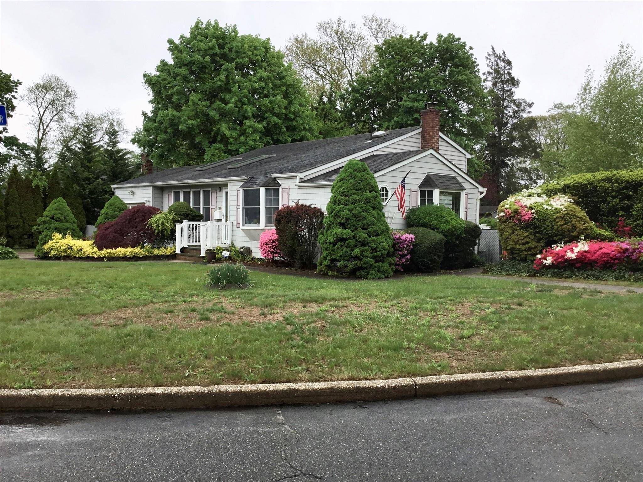 Bay Shore, NY 11706,10 Fern PL