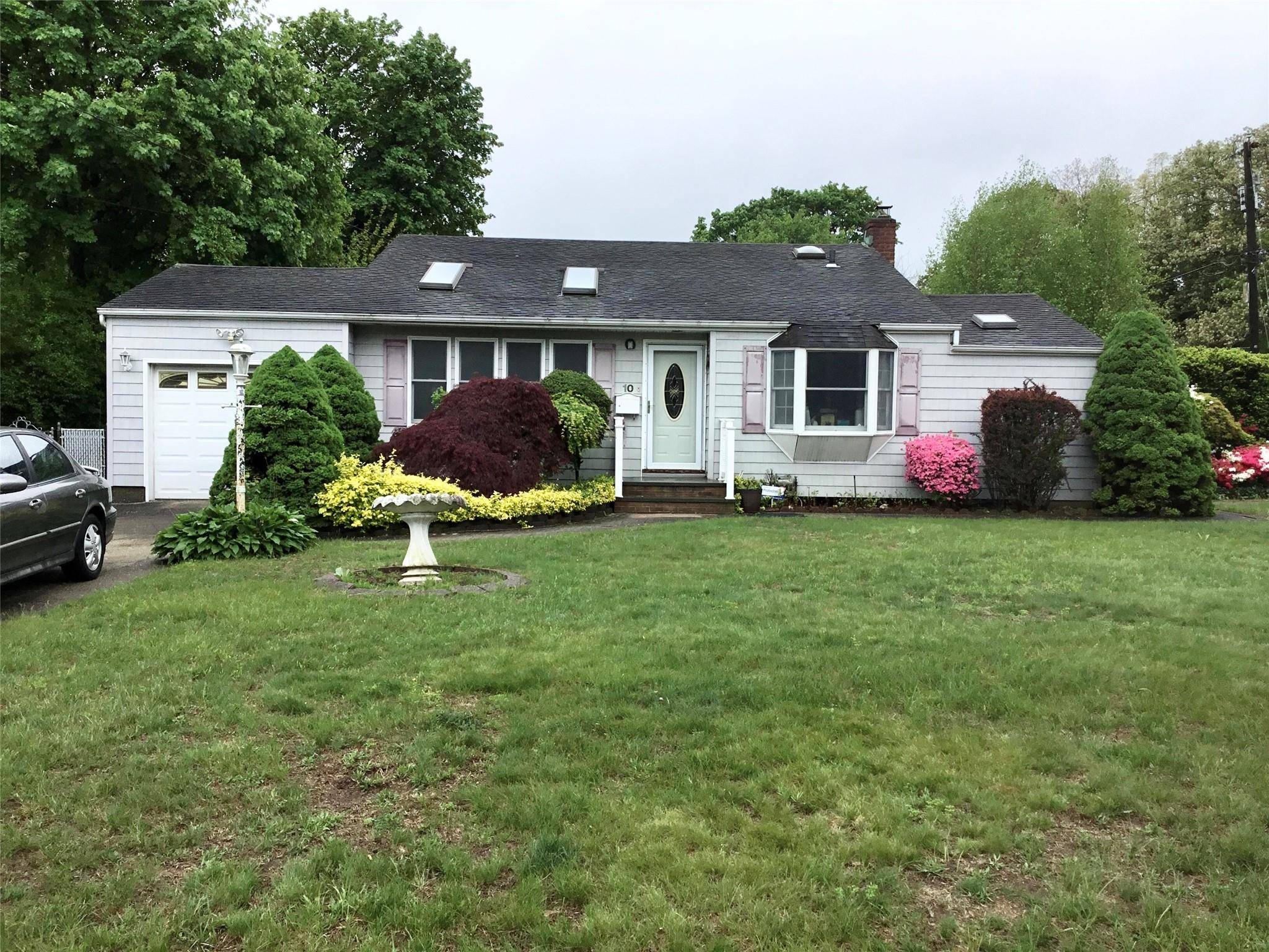 Bay Shore, NY 11706,10 Fern PL