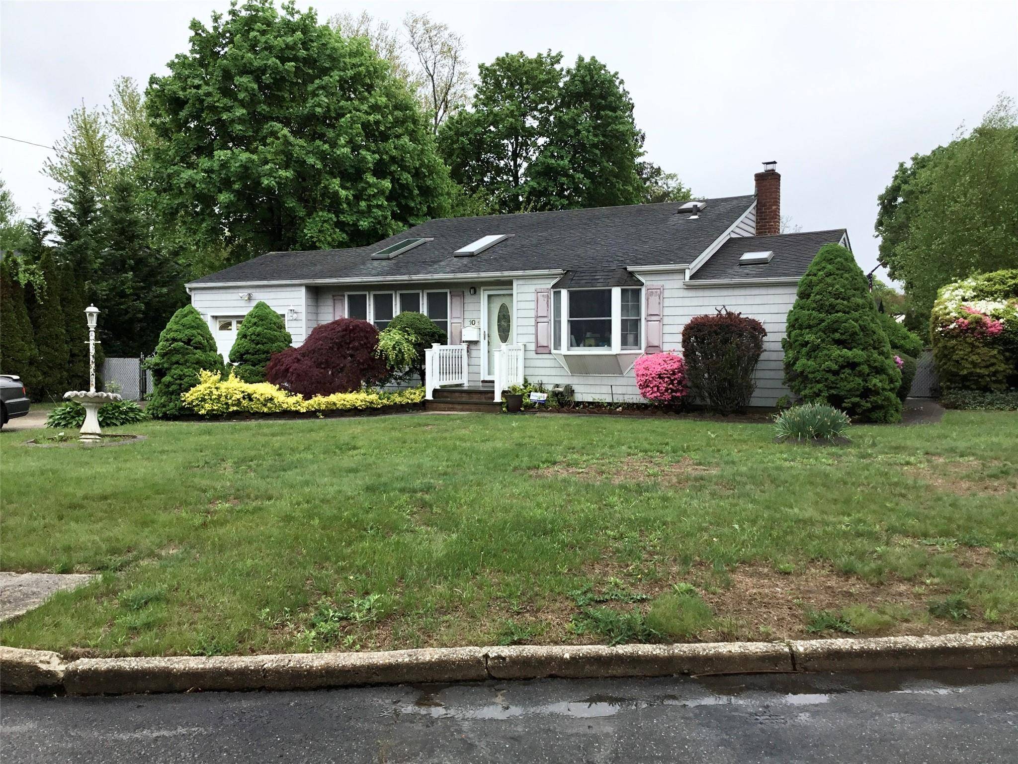 Bay Shore, NY 11706,10 Fern PL