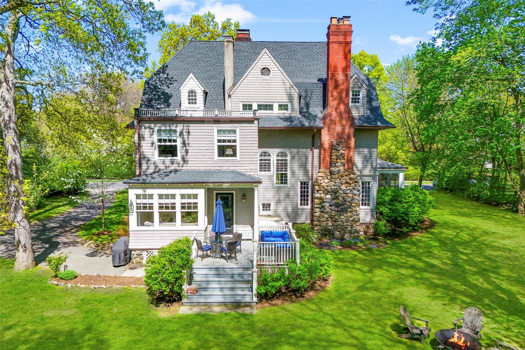Pelham, NY 10803,989 Edgewood AVE