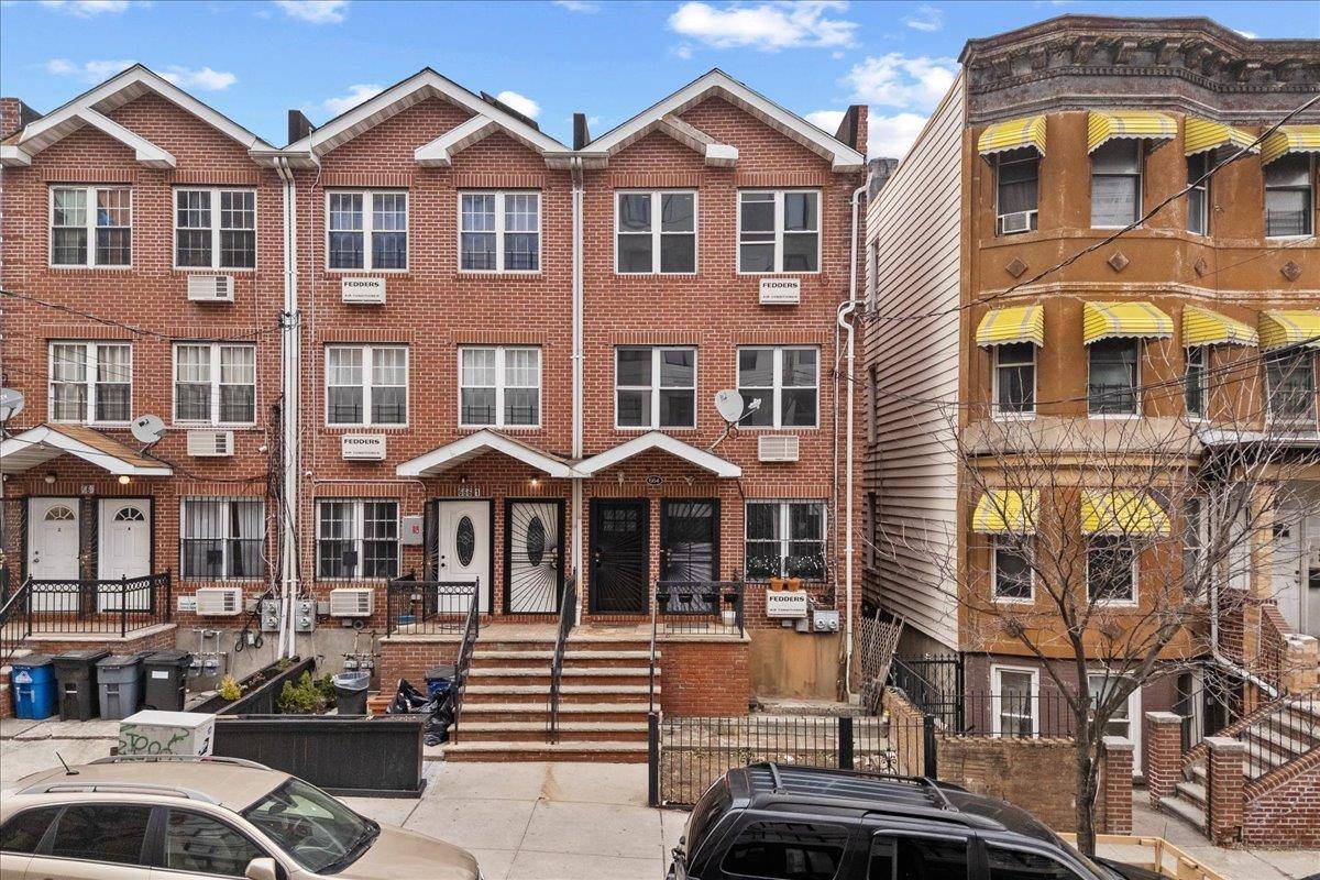 Bronx, NY 10474,664 Manida ST