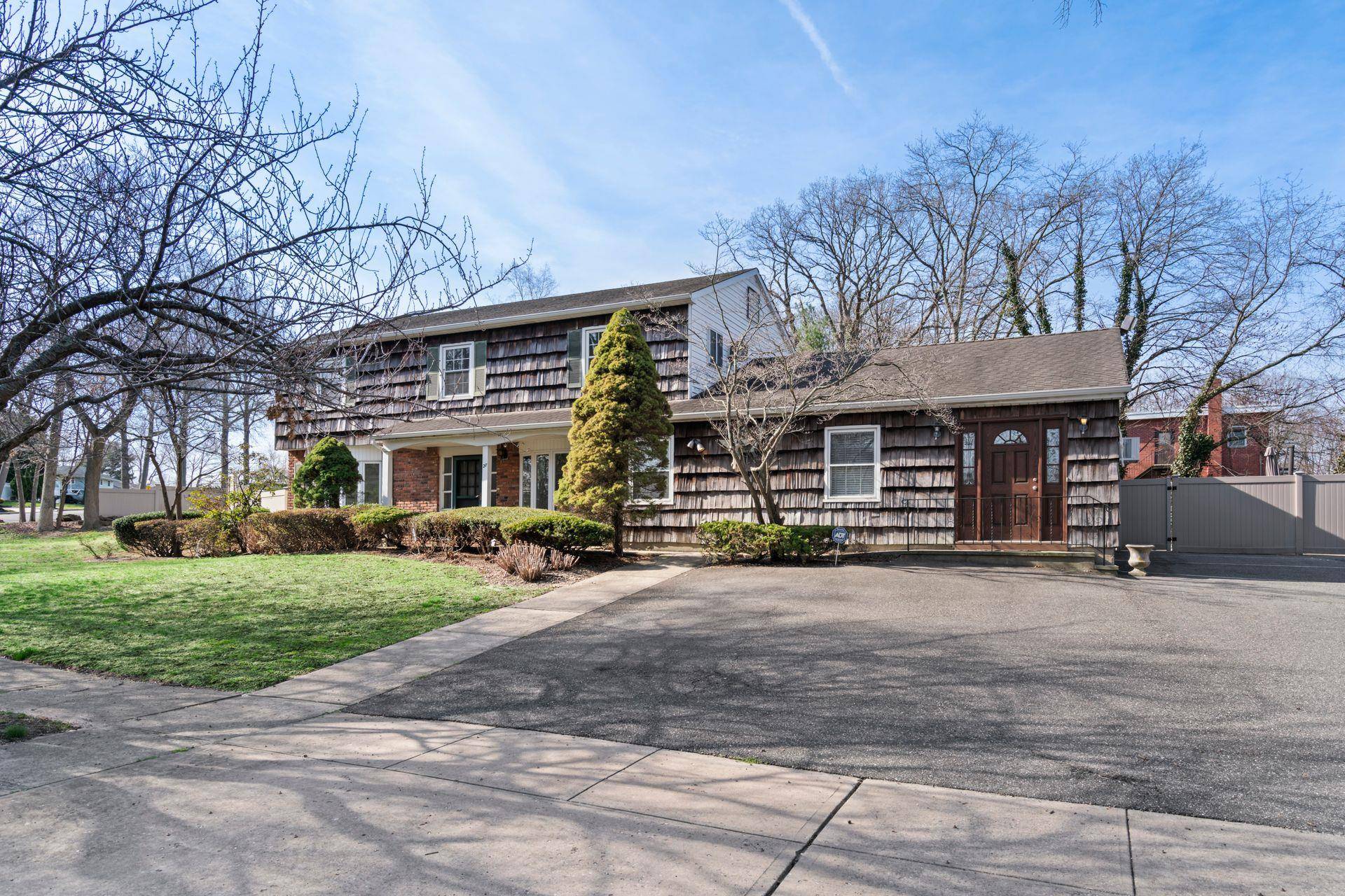 Commack, NY 11725,28 Sycamore LN
