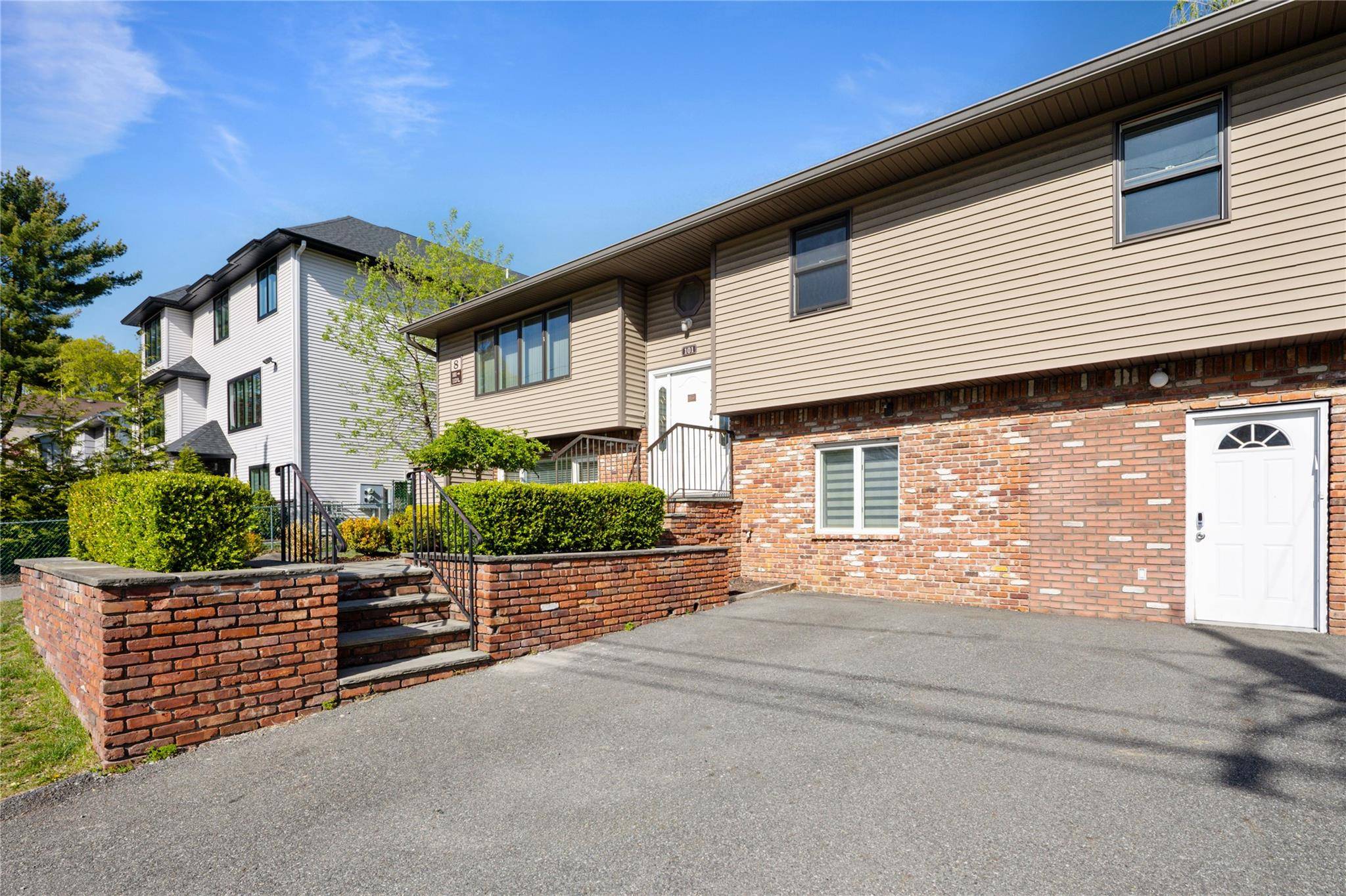 Spring Valley, NY 10977,8 Charles LN