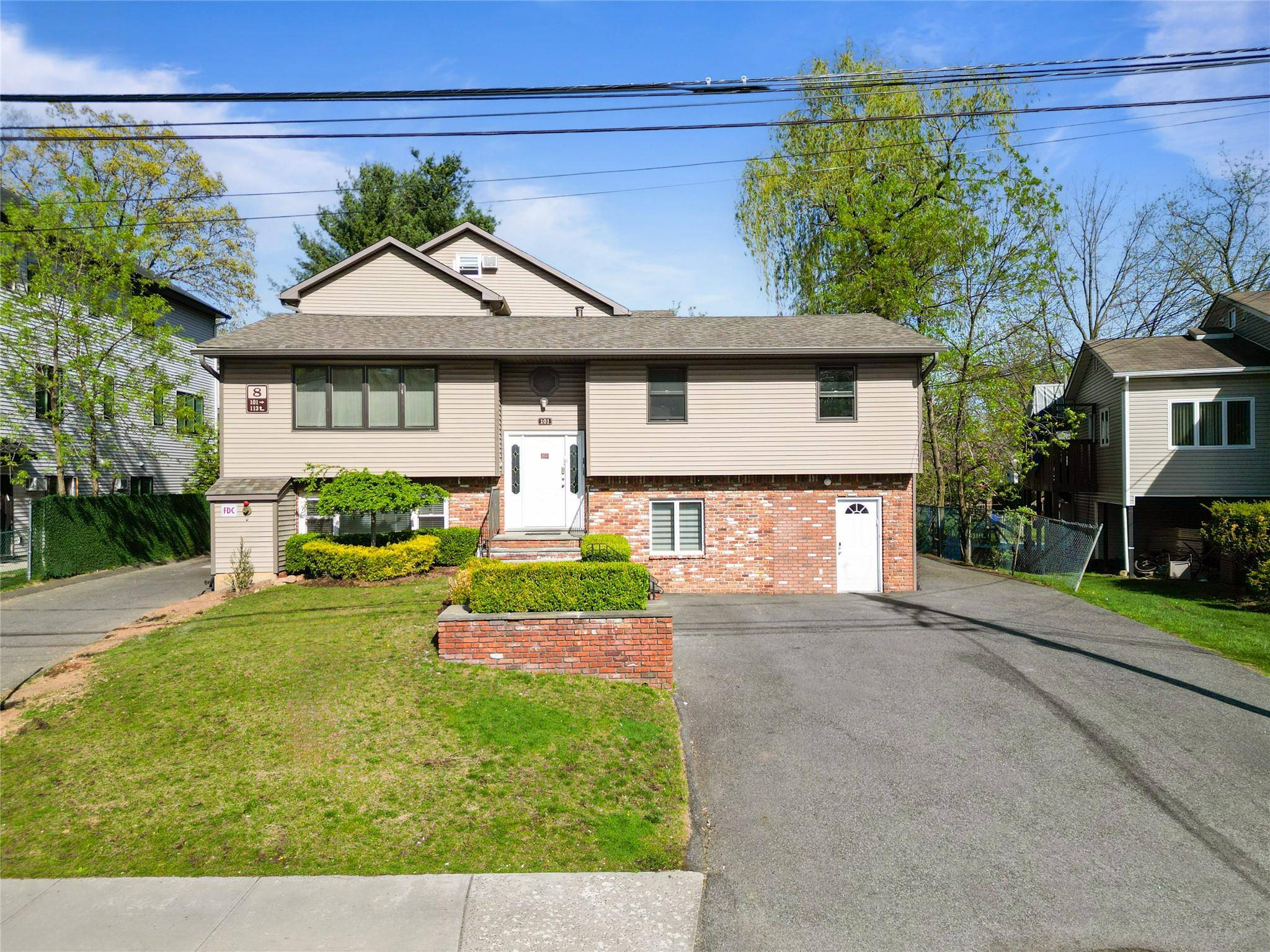 Spring Valley, NY 10977,8 Charles LN