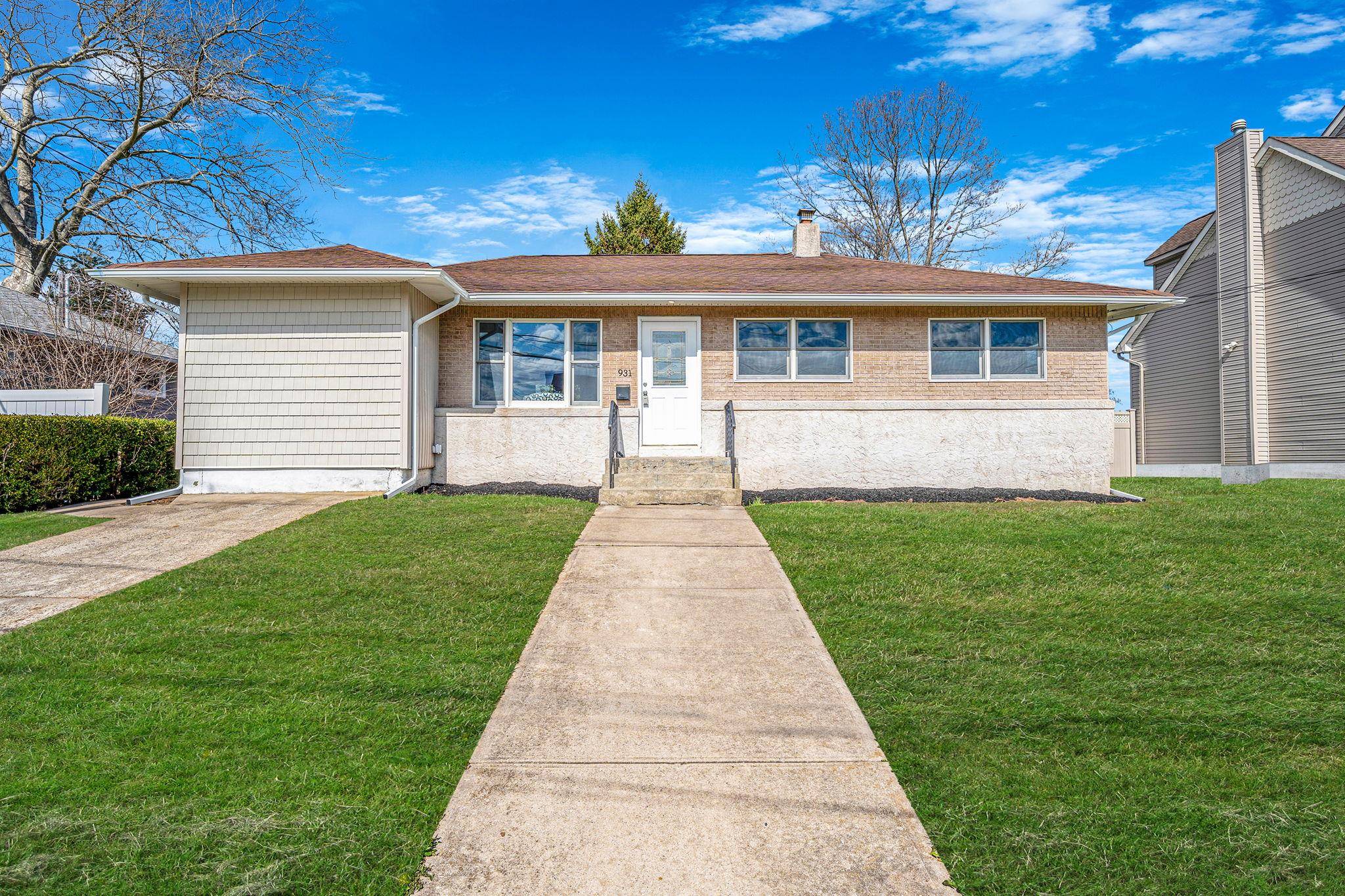Lindenhurst, NY 11757,931 N Broome AVE