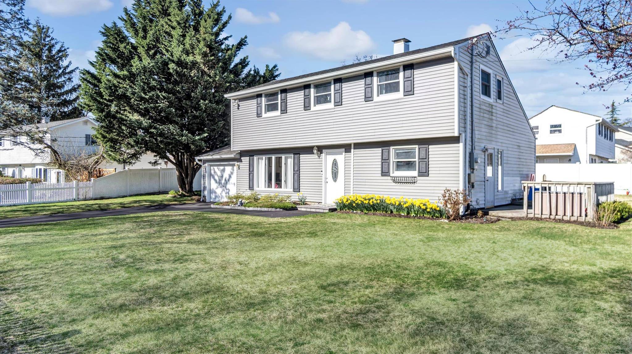 Oakdale, NY 11769,102 Bonnie RD