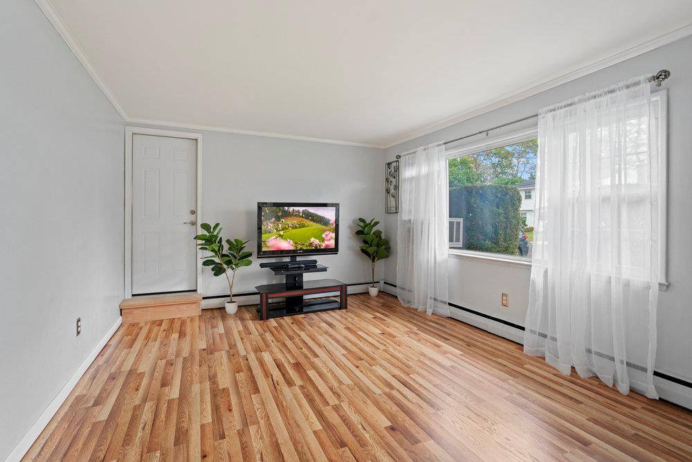 North Babylon, NY 11703,529 Davis ST
