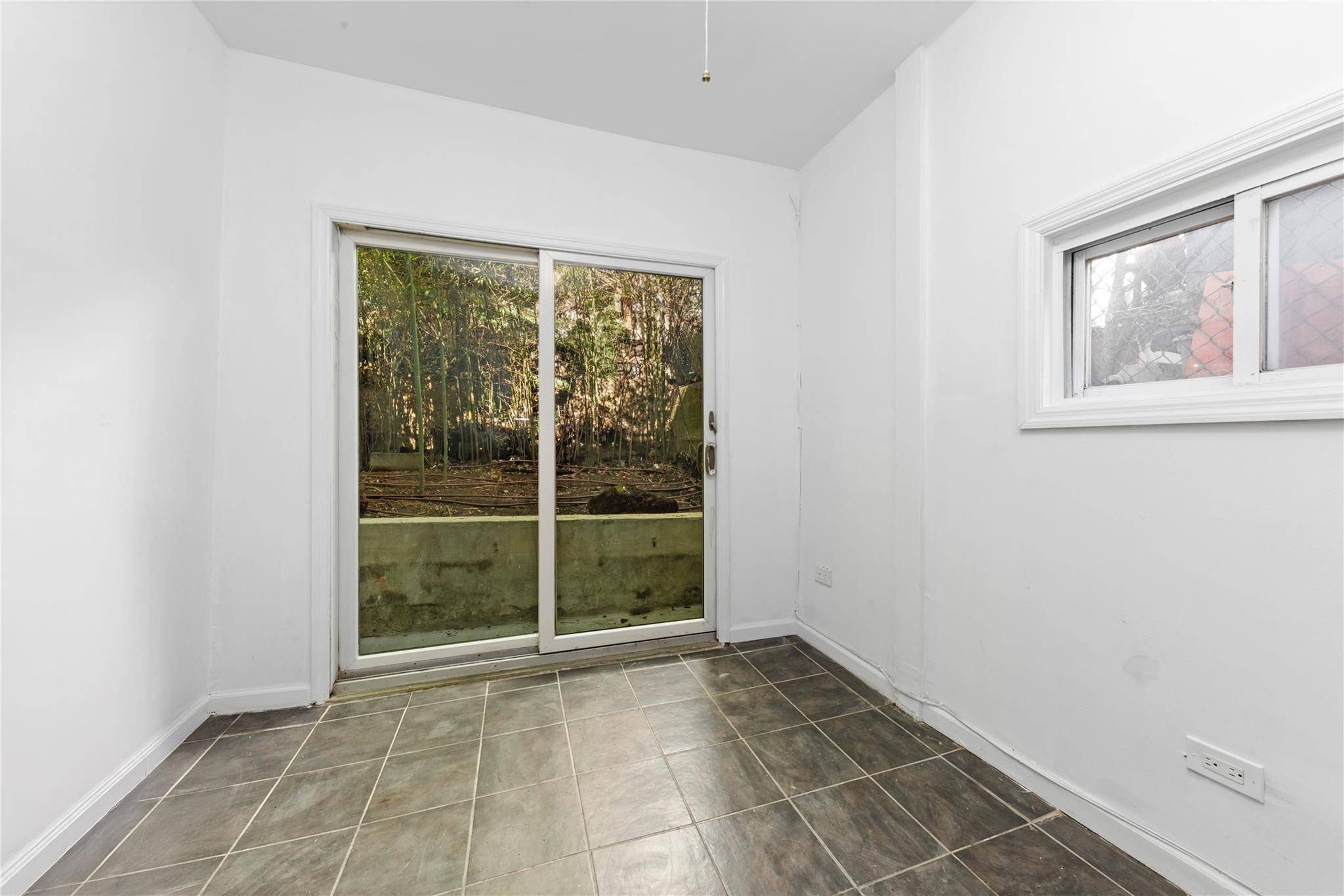 New York (manhattan), NY 10463,49 Marble Hill AVE