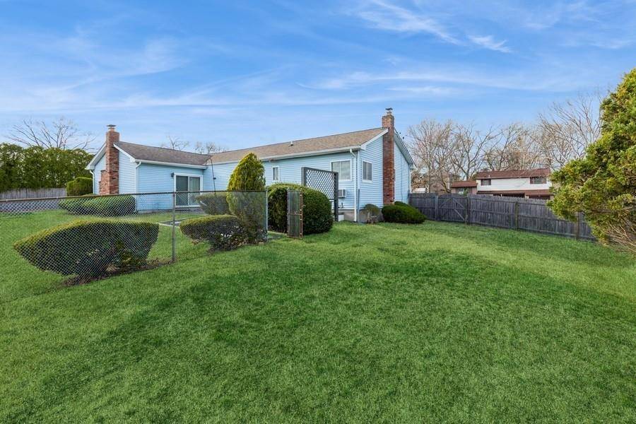 Selden, NY 11784,10 Anne DR