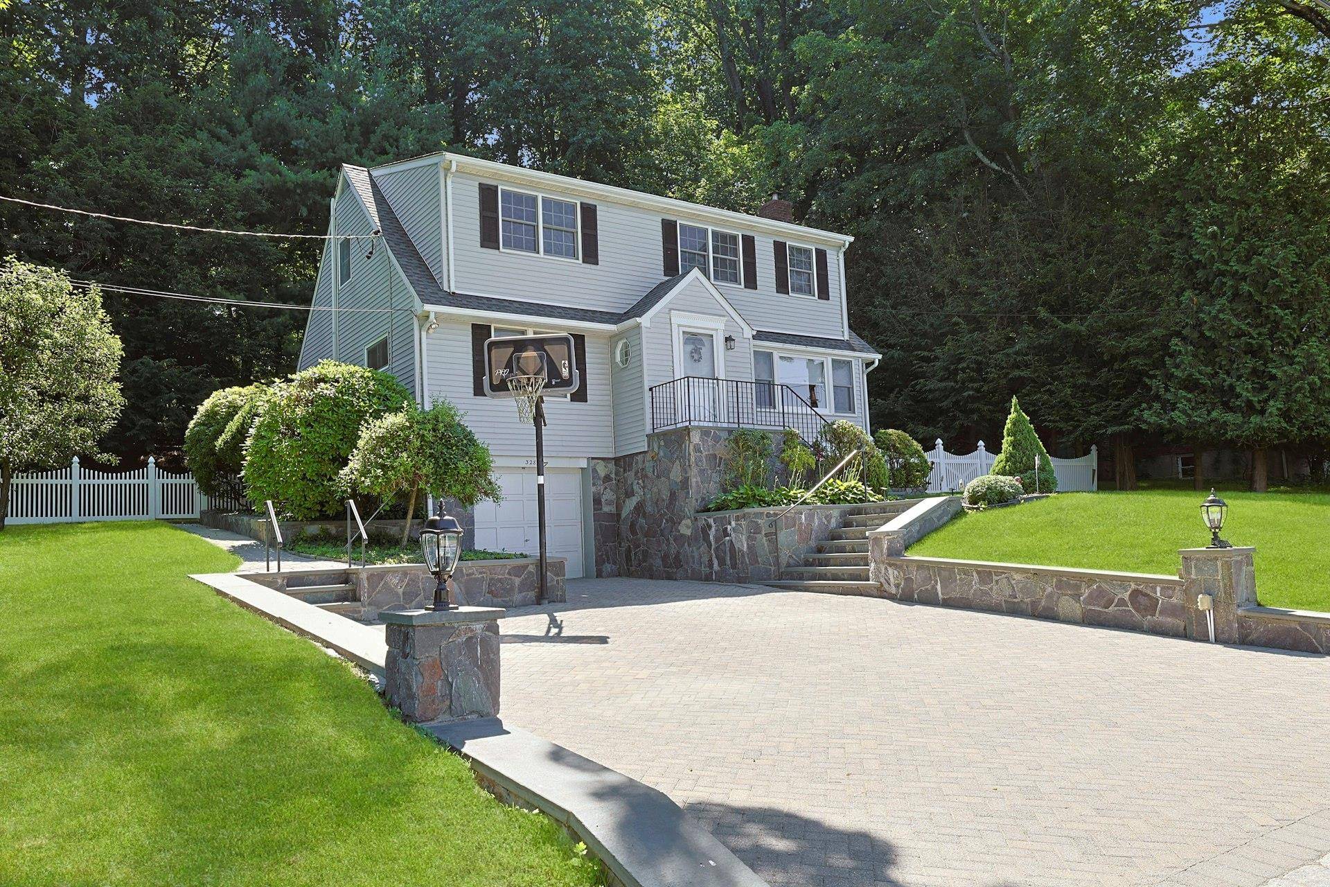 Hawthorne, NY 10532,328 Linda AVE