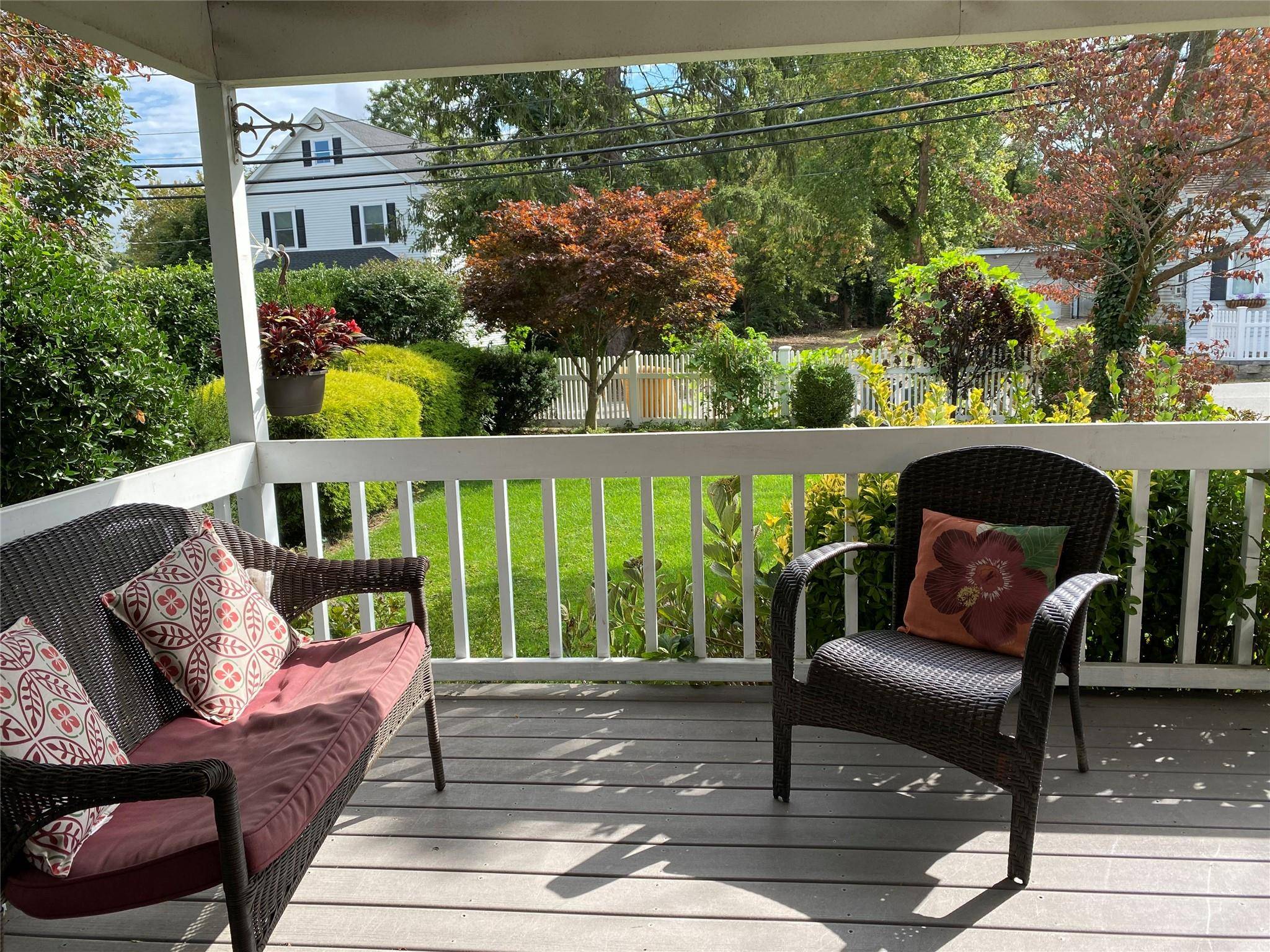 Huntington, NY 11743,19 Mill LN
