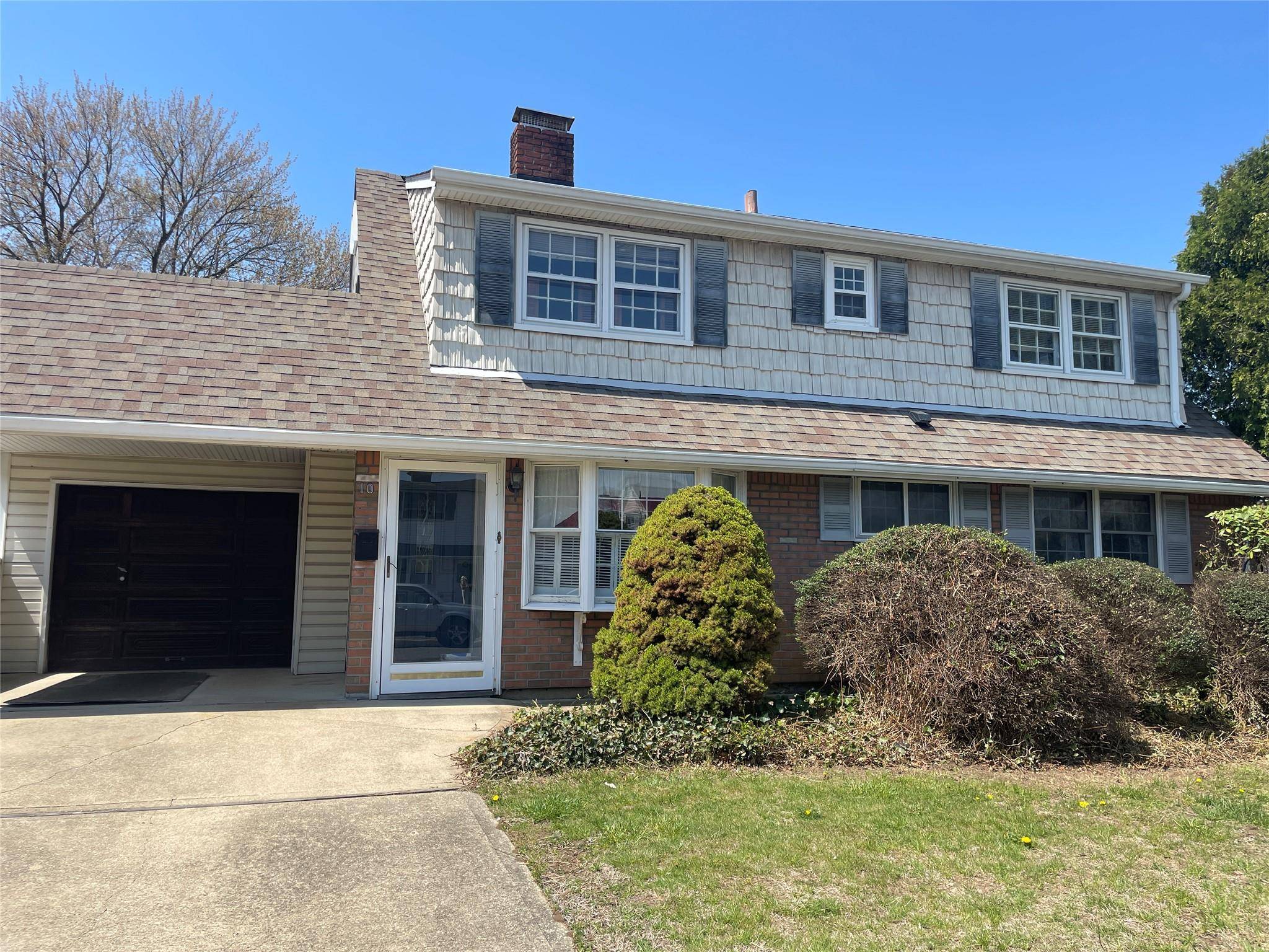 Hicksville, NY 11801,10 Grape LN