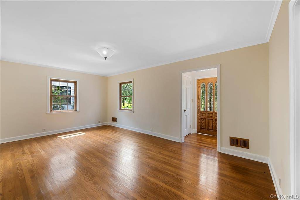 Pelham, NY 10803,78 Oak LN