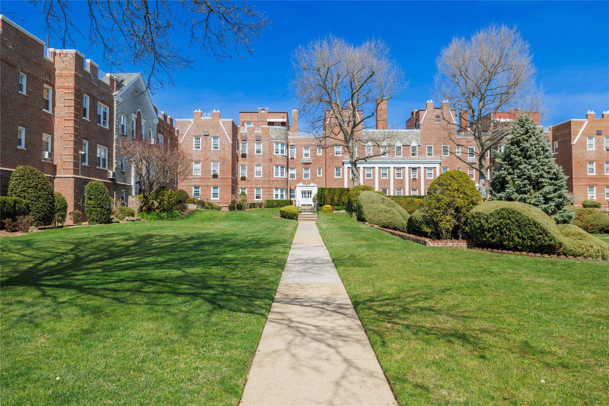 Rockville Centre, NY 11570,108 S Village AVE #3F