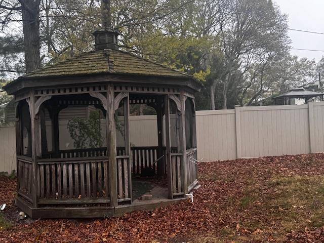 Coram, NY 11727,6 Barclay DR