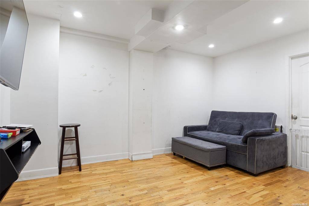 Bayside, NY 11361,206-38 45 RD