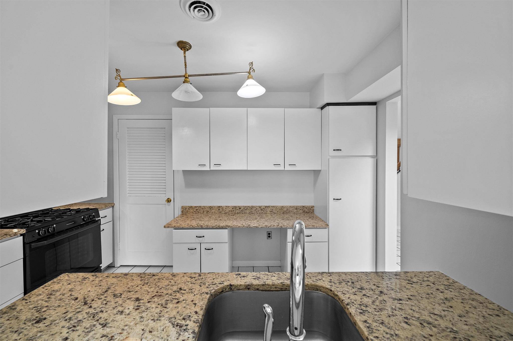 Valley Cottage, NY 10989,900 Astri TER
