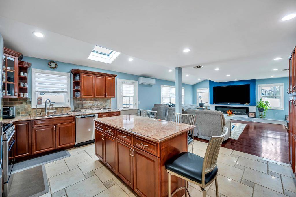 Syosset, NY 11791,6 Garden CIR