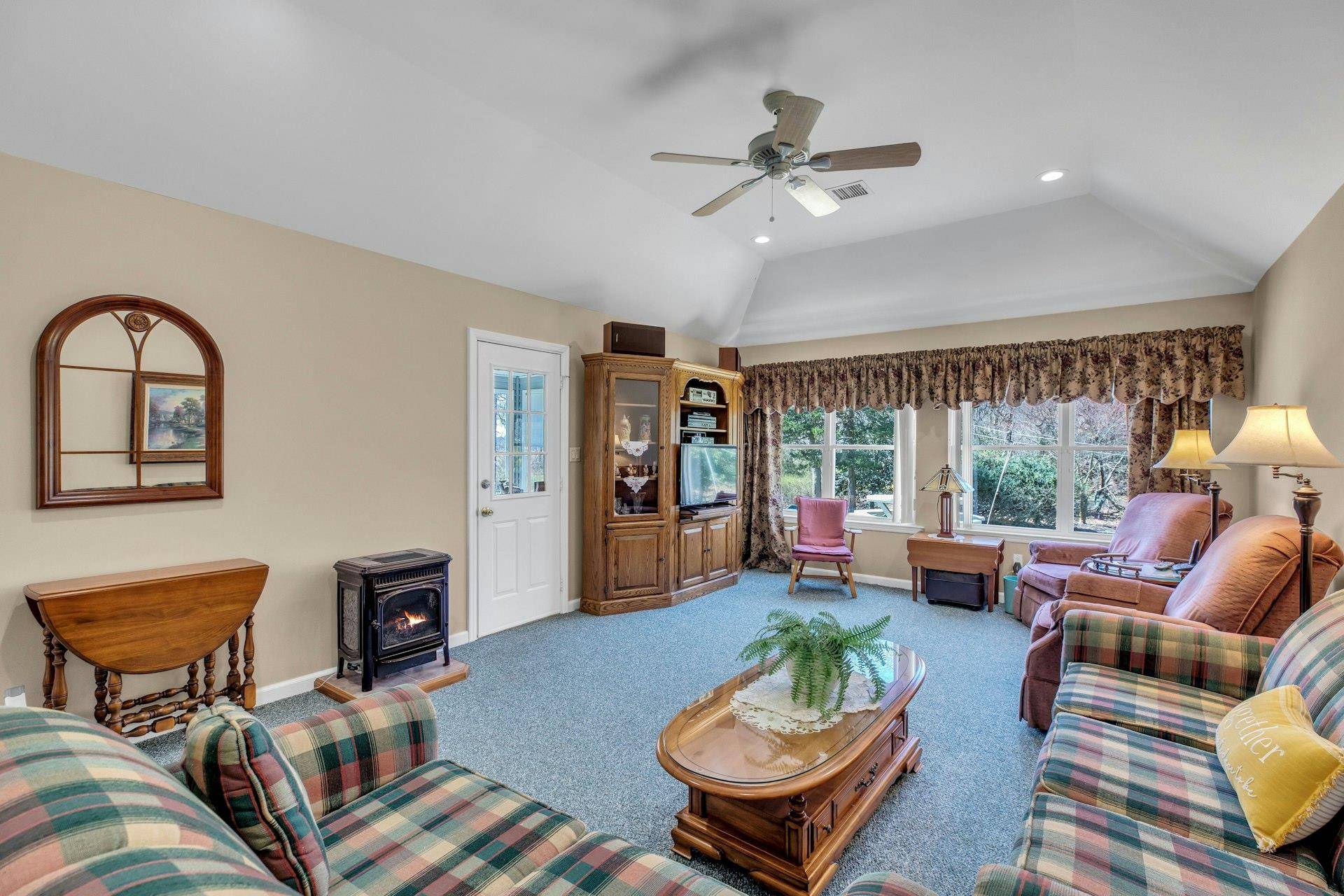 Moriches, NY 11955,64 Paige LN
