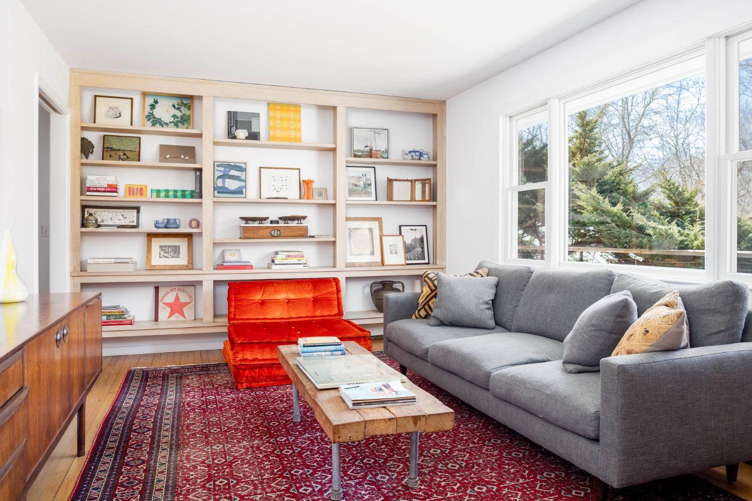 East Hampton, NY 11937,2 Captains WALK