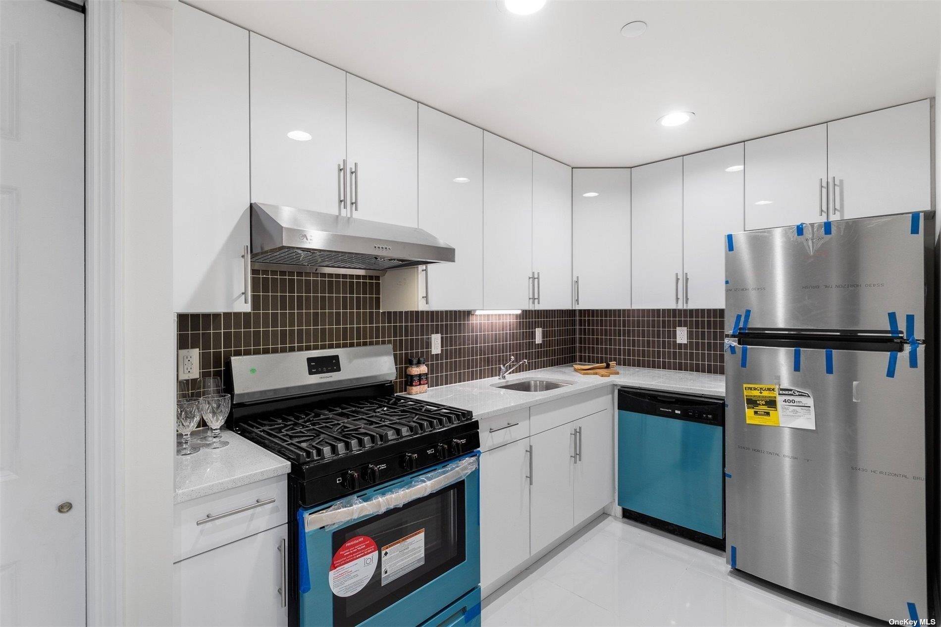 Elmhurst, NY 11373,91-23 Corona AVE #3B