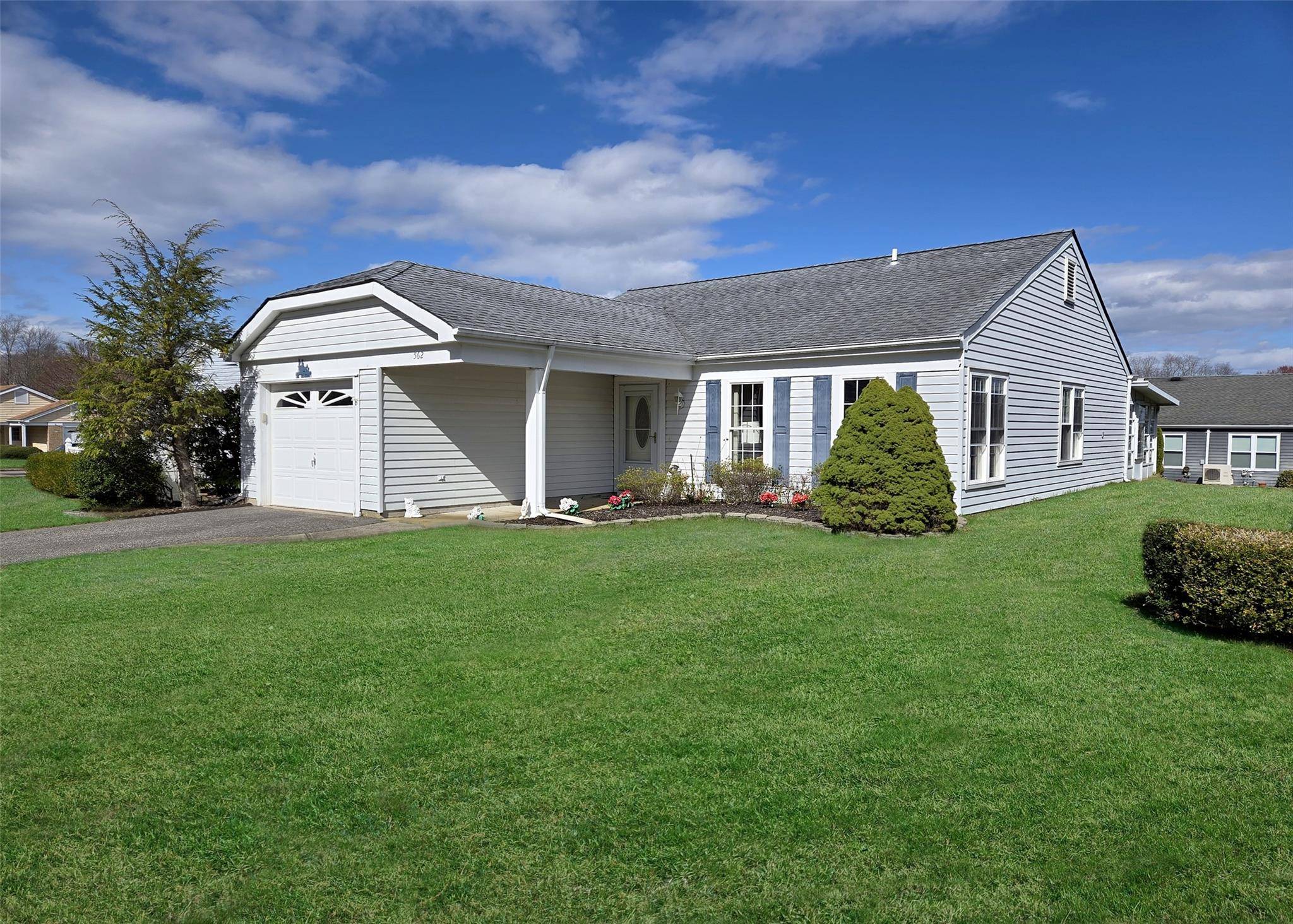 Ridge, NY 11961,562 Stratford LN