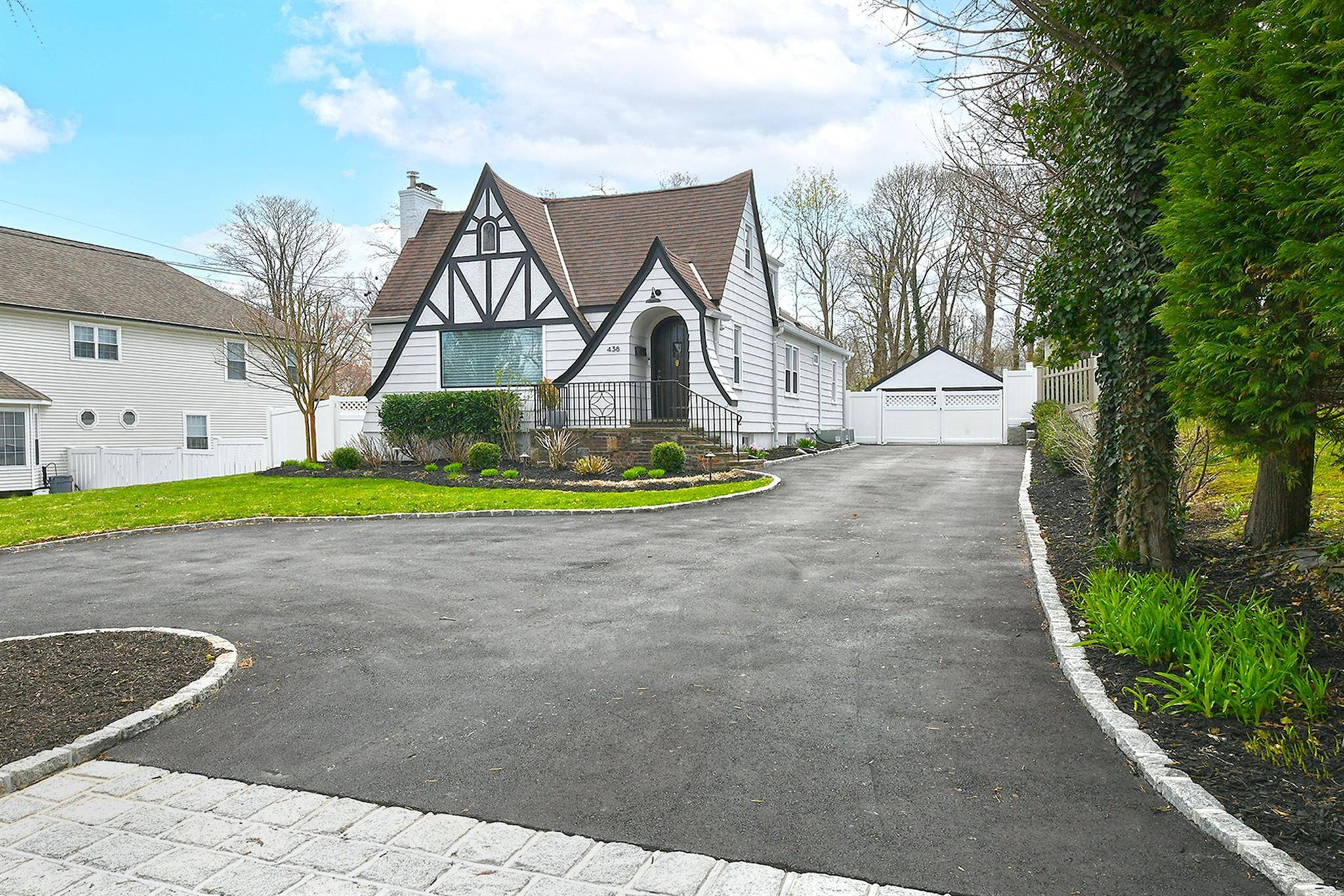 Huntington, NY 11743,438 W Main ST