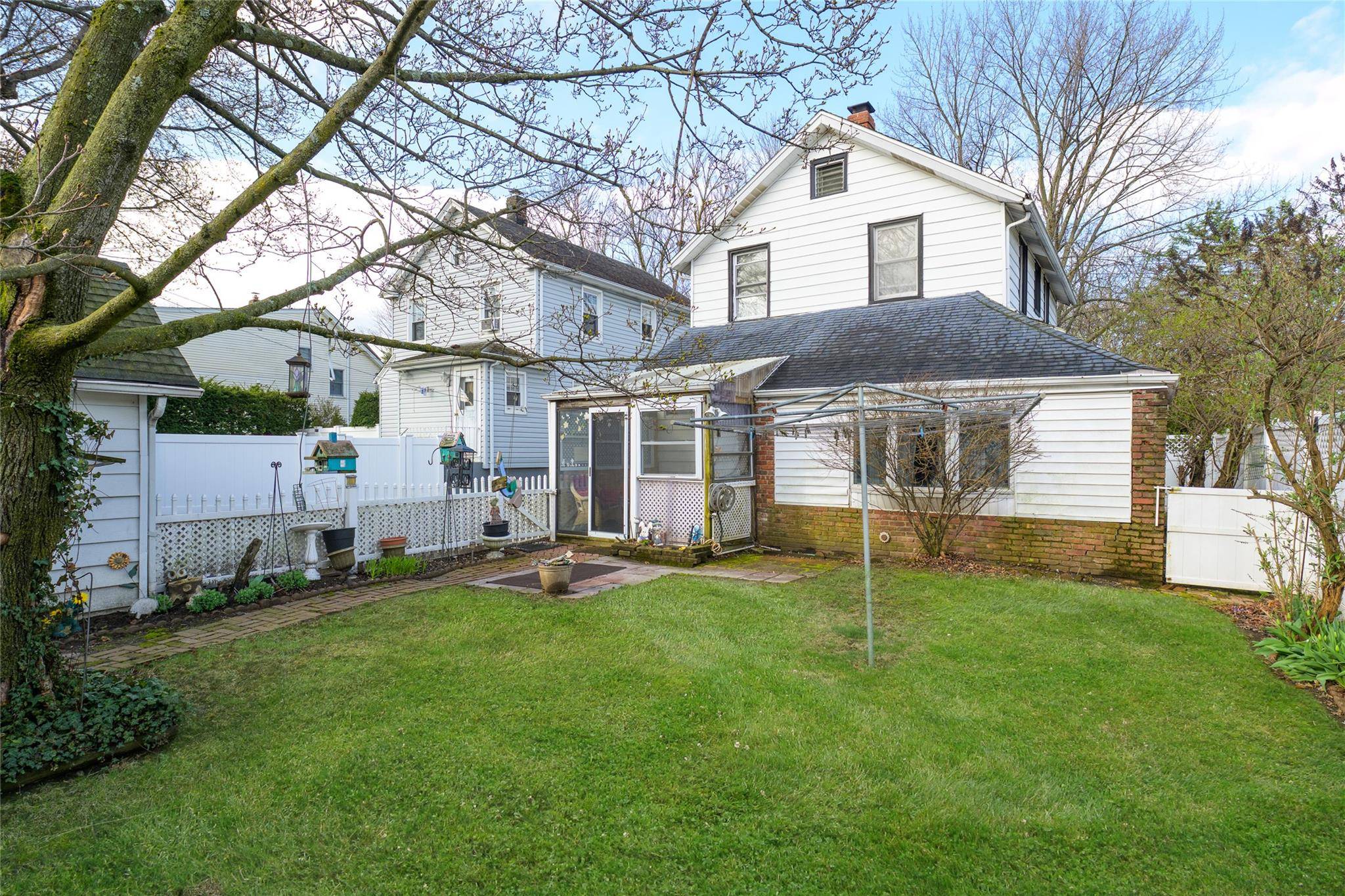 Carle Place, NY 11590,201 Jamaica BLVD