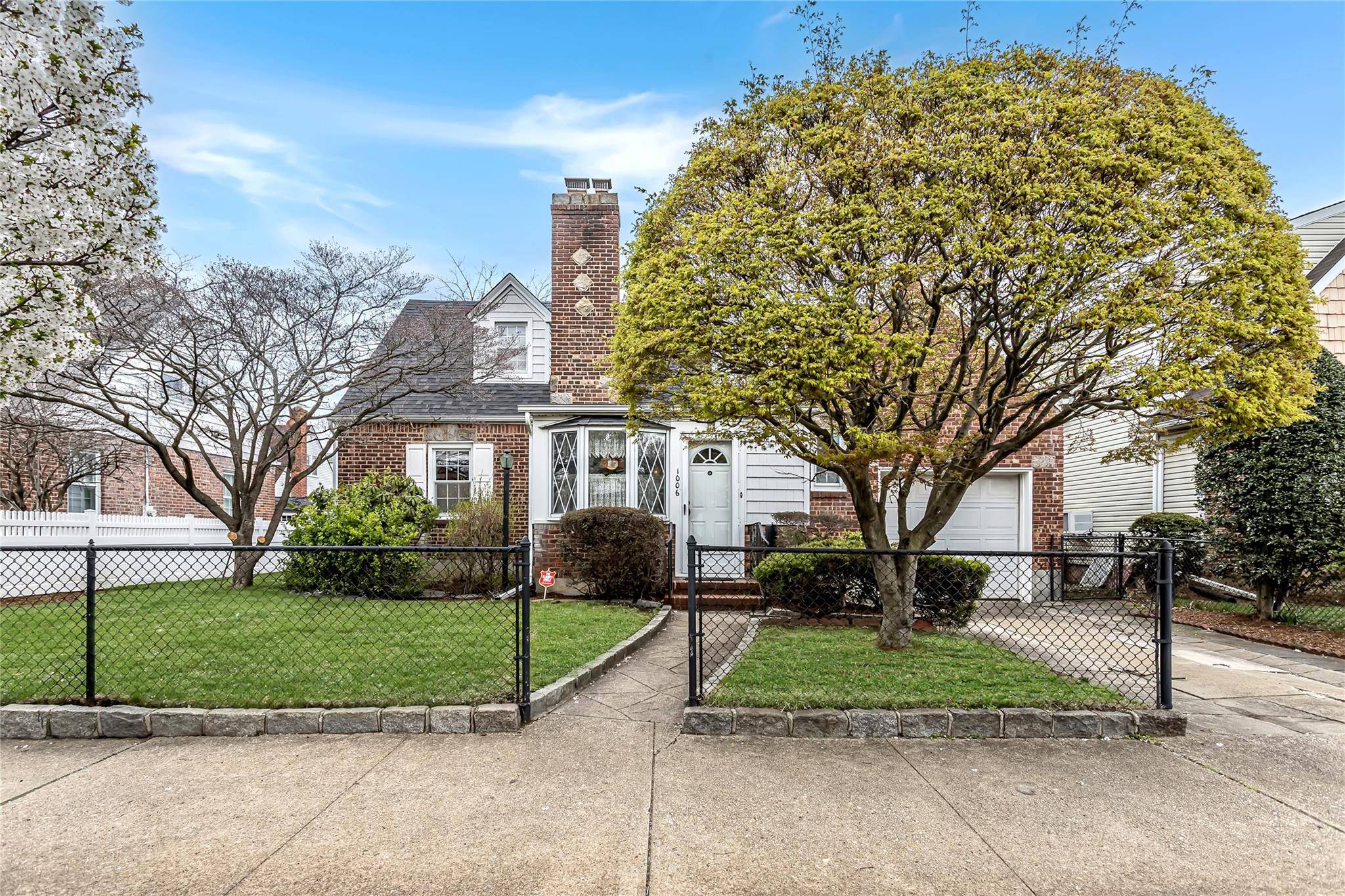 New Hyde Park, NY 11040,1006 New Hyde Park RD