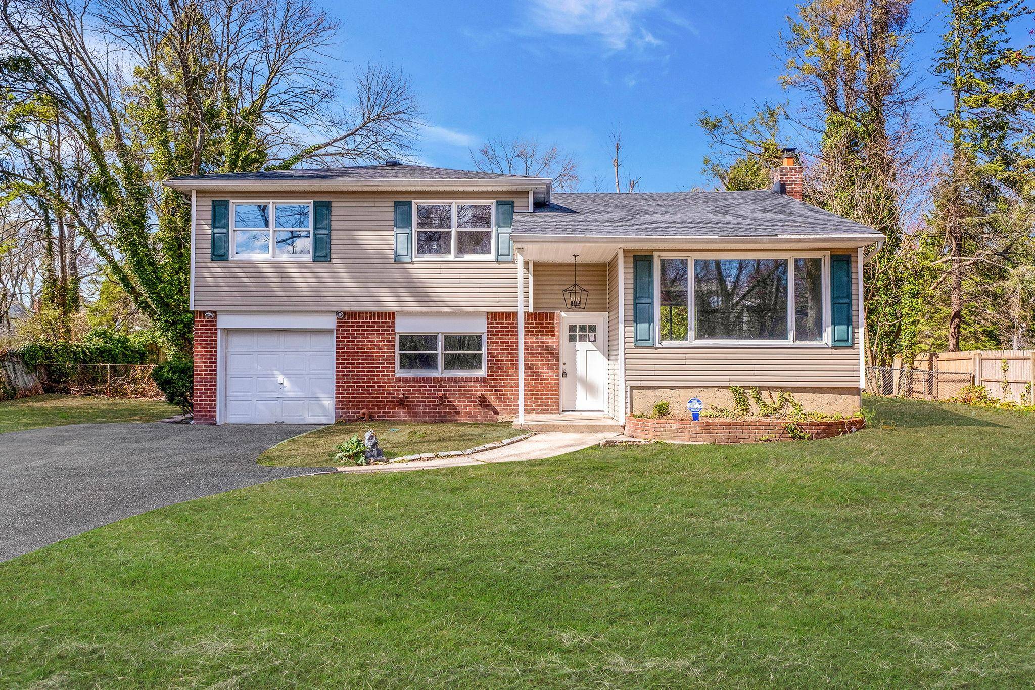 Huntington Station, NY 11746,211 E 17th ST