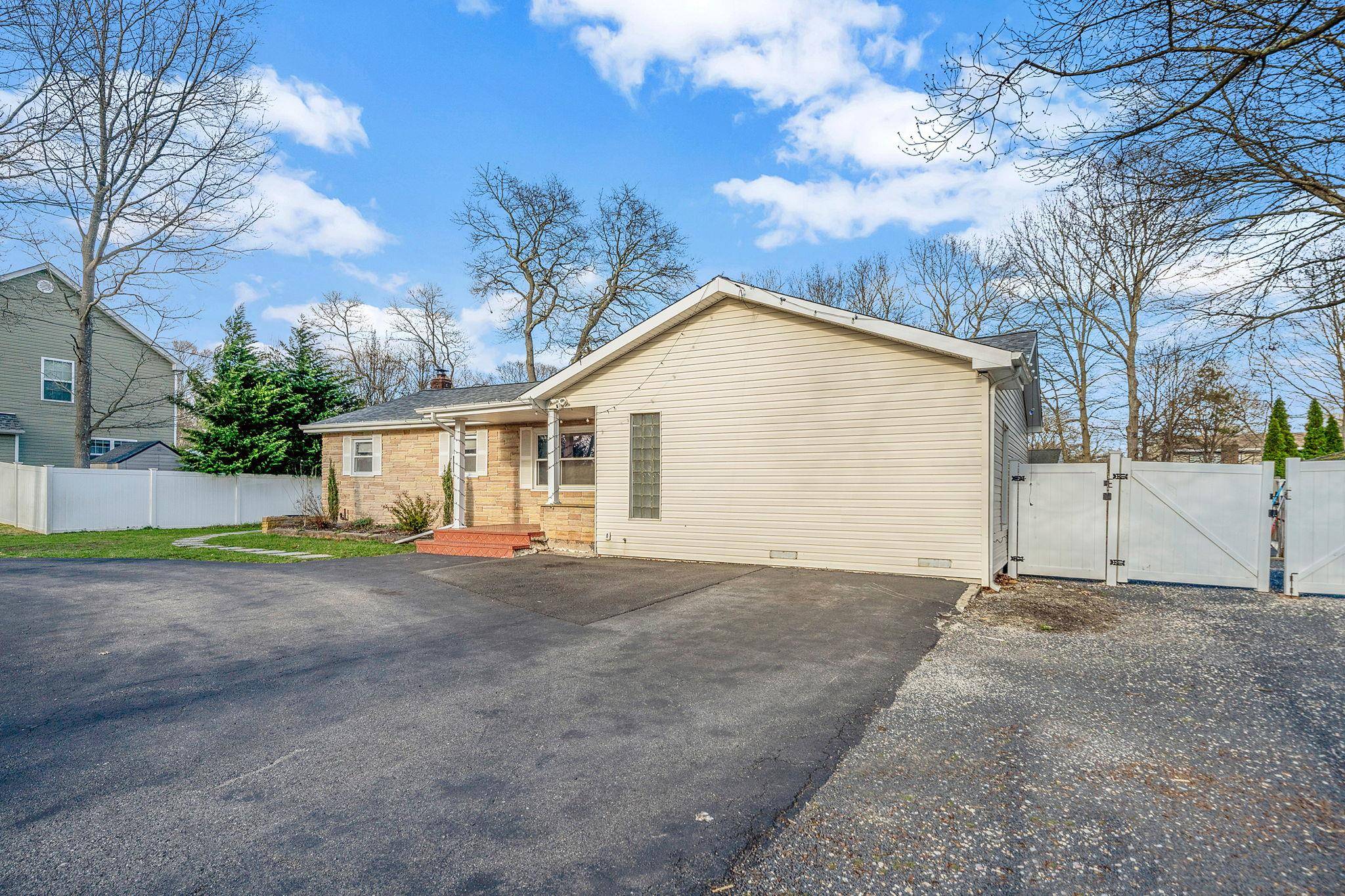 Shirley, NY 11967,63 Linden LN