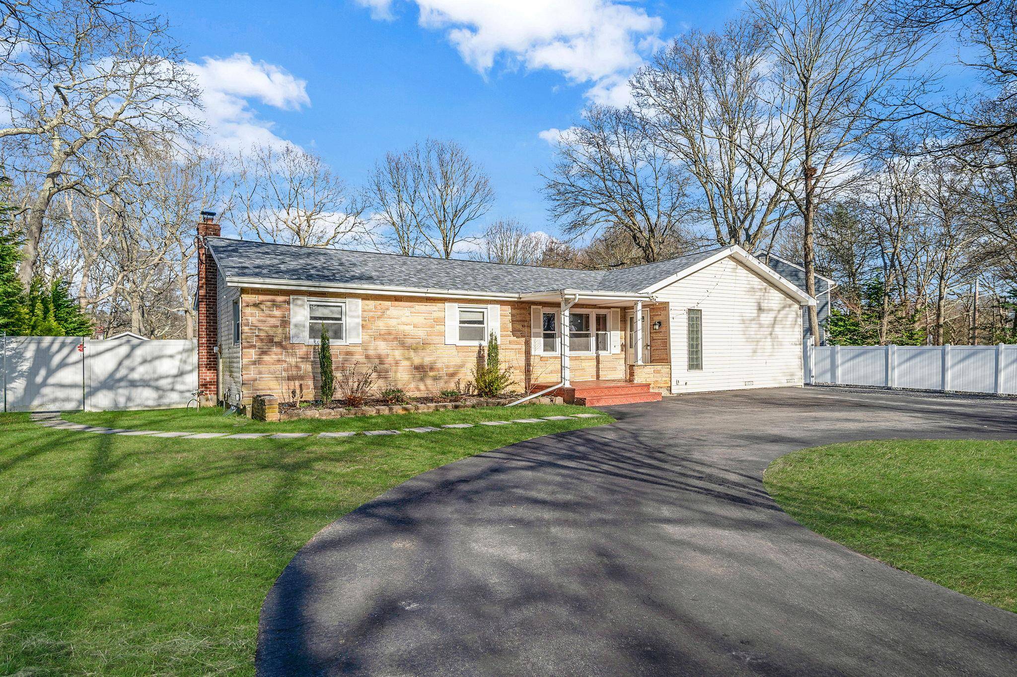 Shirley, NY 11967,63 Linden LN