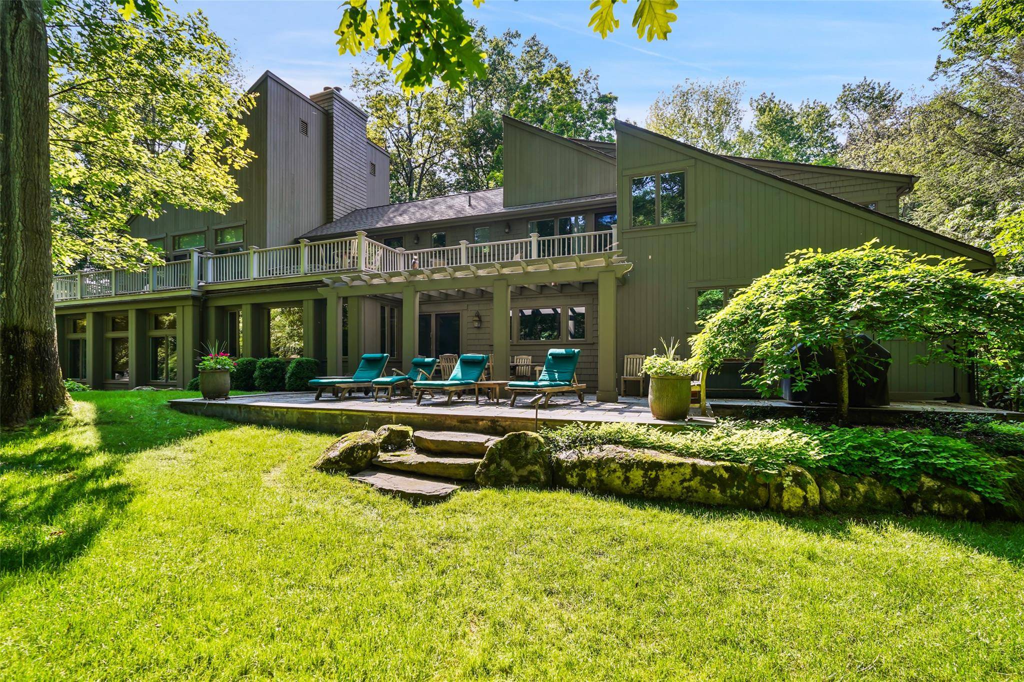 Pound Ridge, NY 10576,17 Eastwoods RD