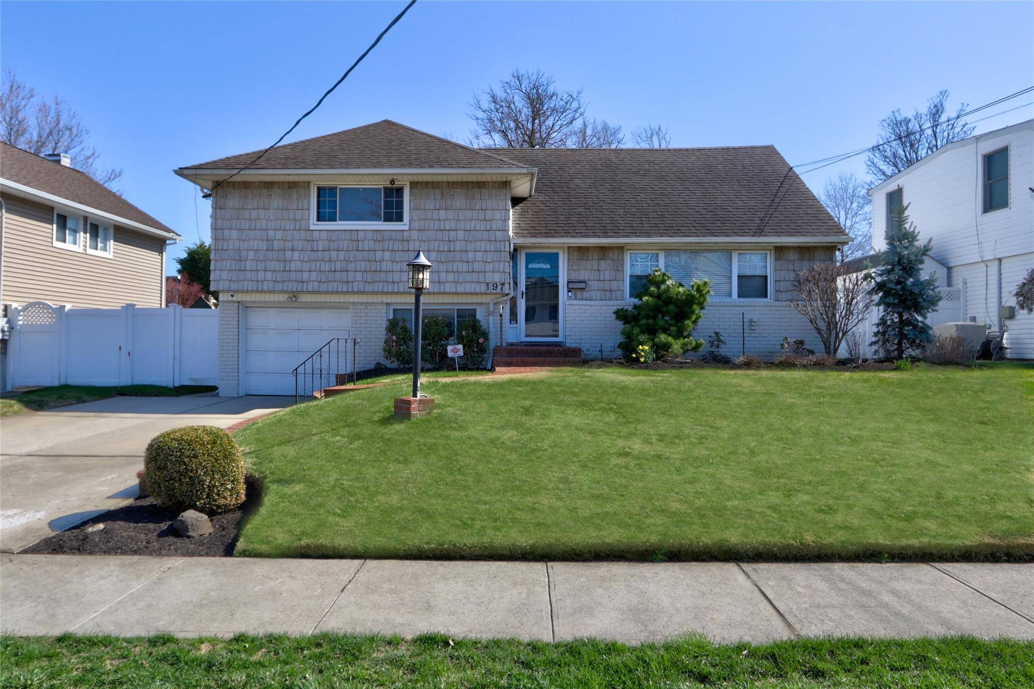 Oceanside, NY 11572,197 W Henrietta AVE