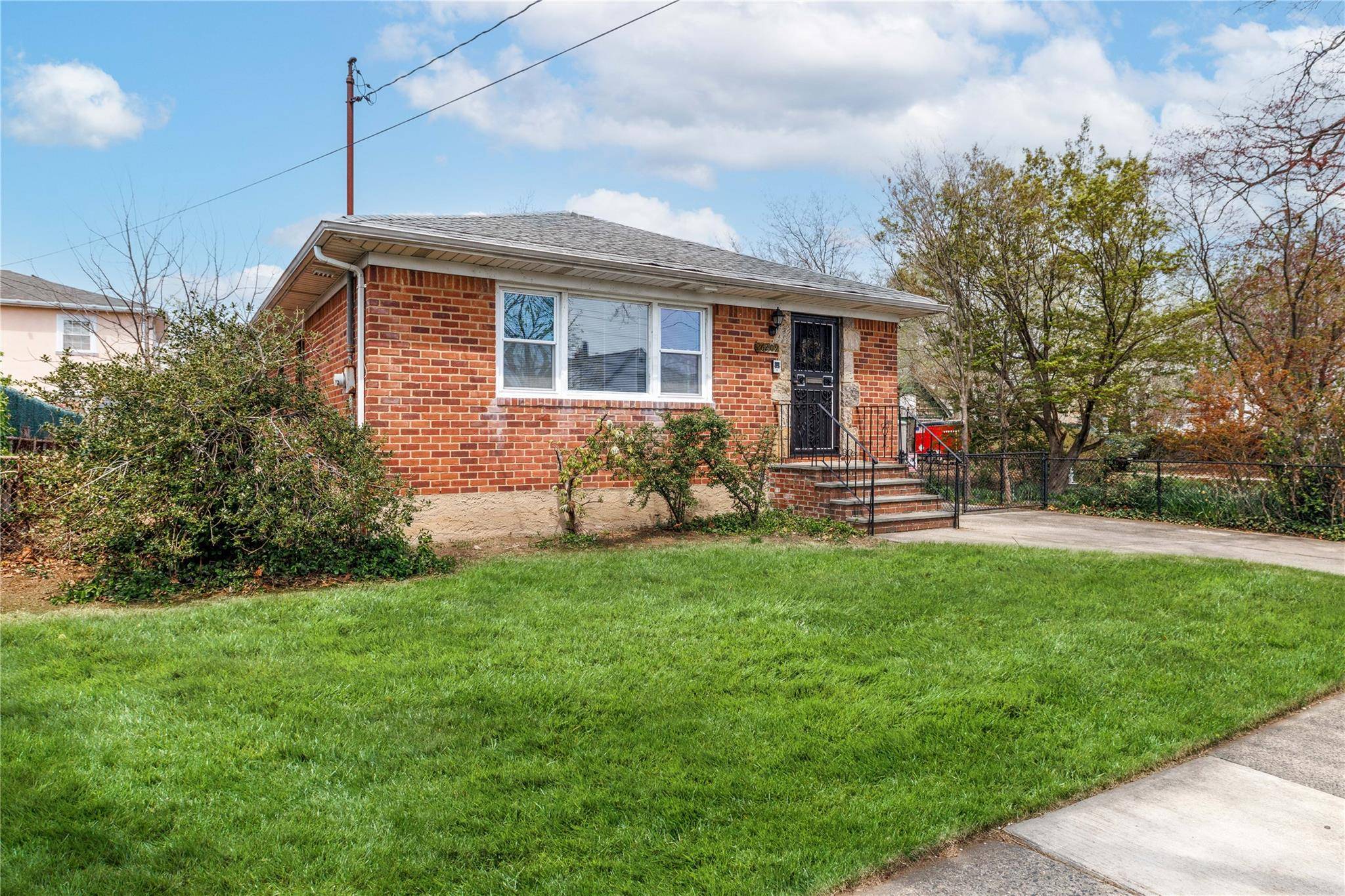 Floral Park, NY 11004,262-09 82 AVE