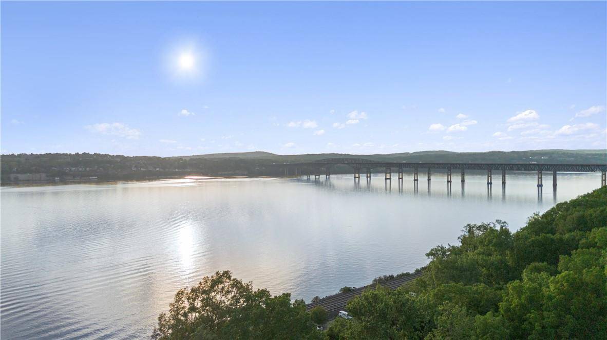 Beacon, NY 12508,18 EDGEWATER PL #302