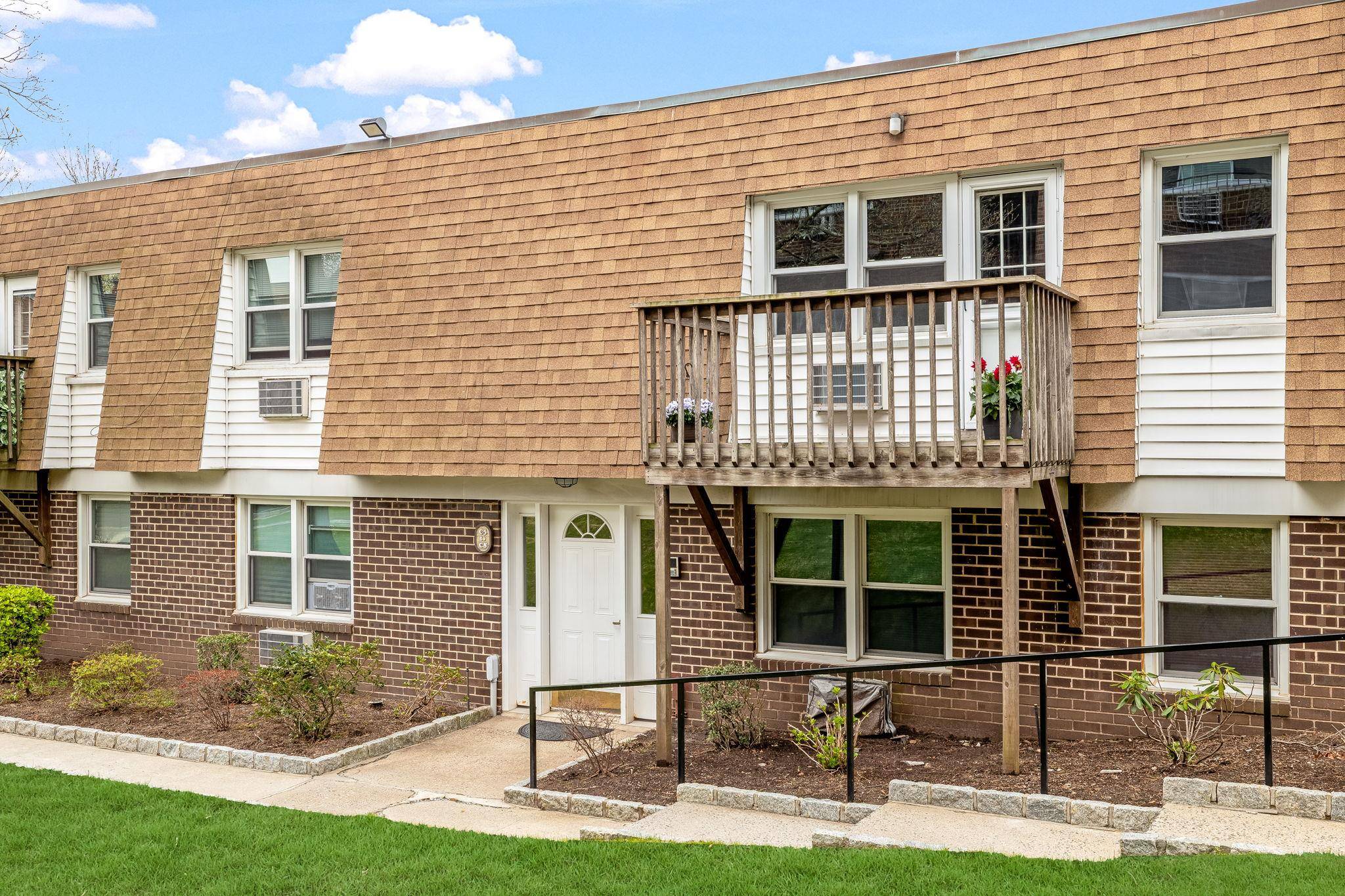 Yonkers, NY 10701,380 N Broadway #C8