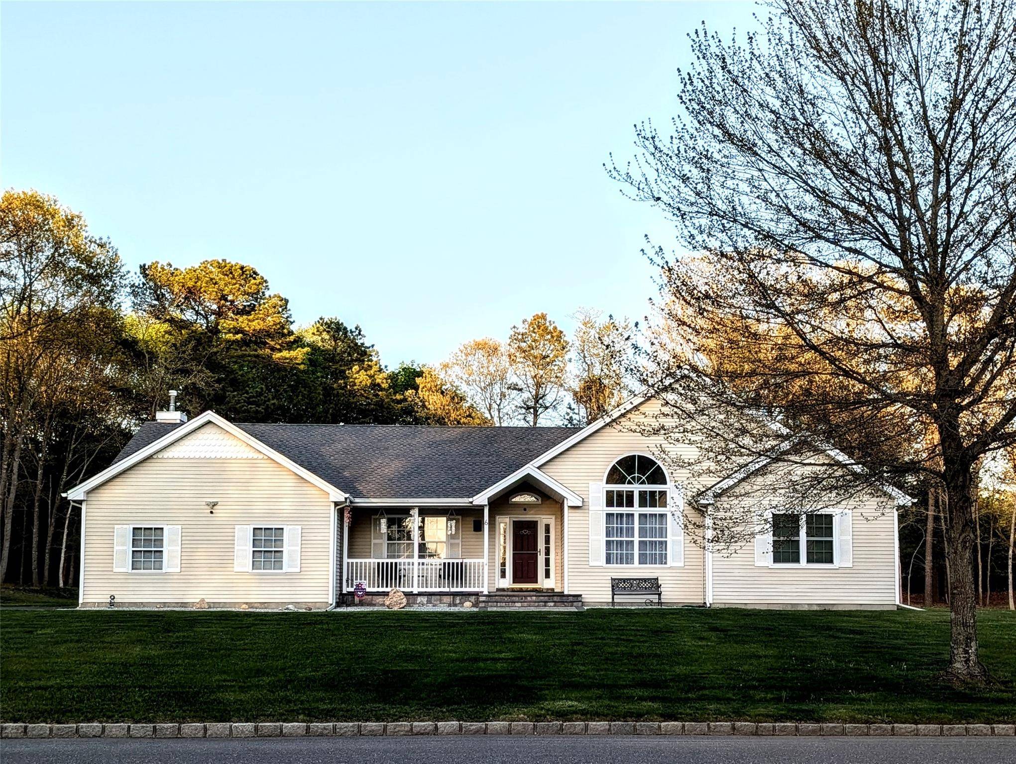 Middle Island, NY 11953,6 Susan LN