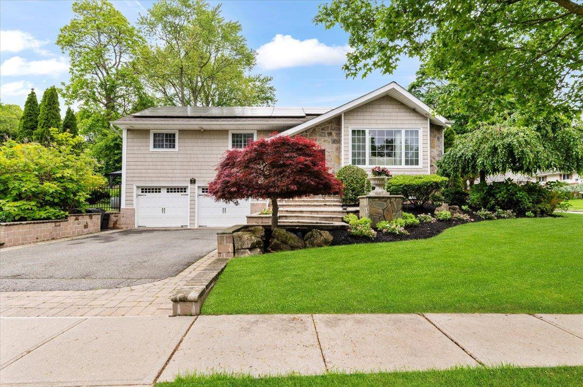 Old Bethpage, NY 11804,61 Beatrice LN
