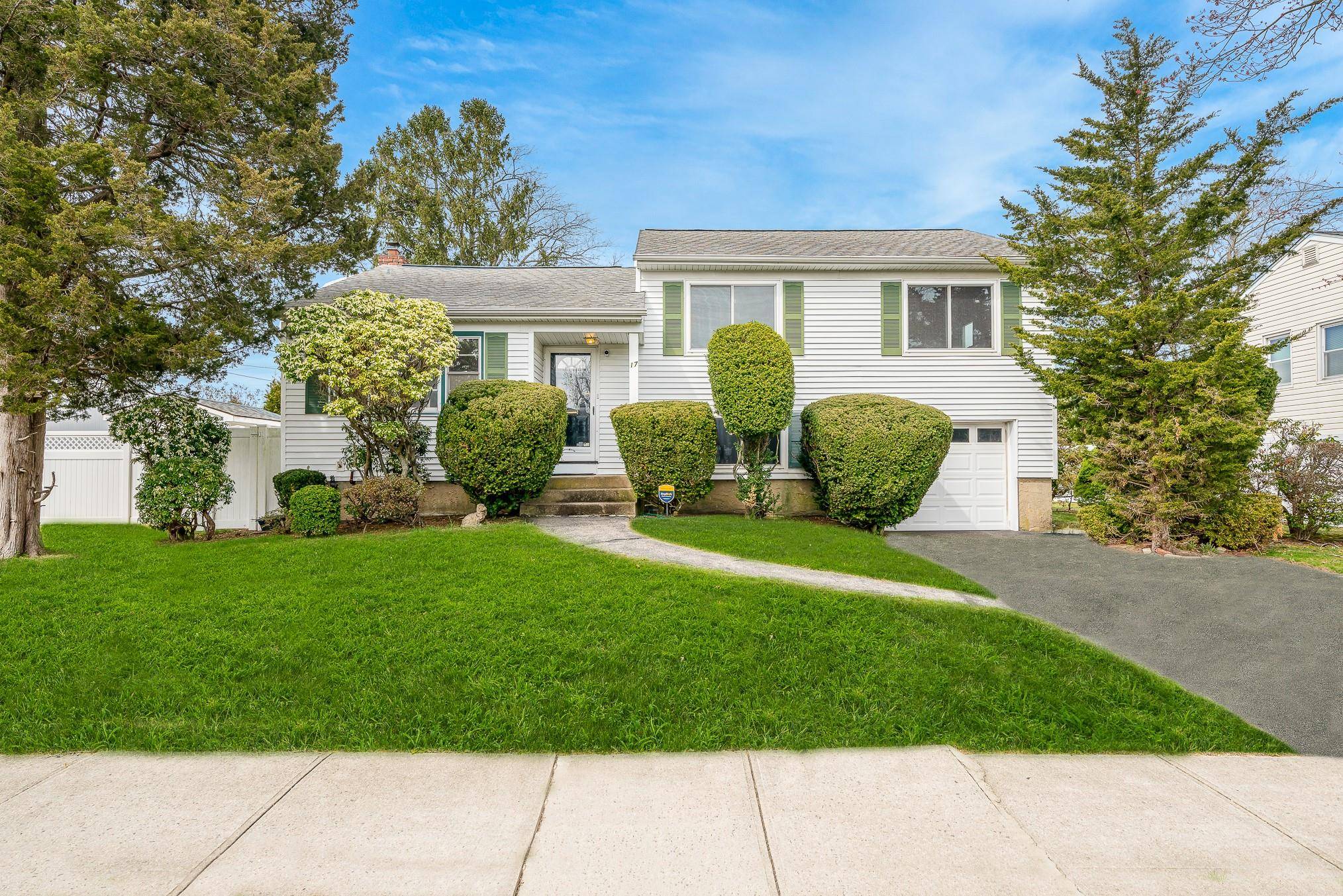 Farmingdale, NY 11735,17 Pinetree DR