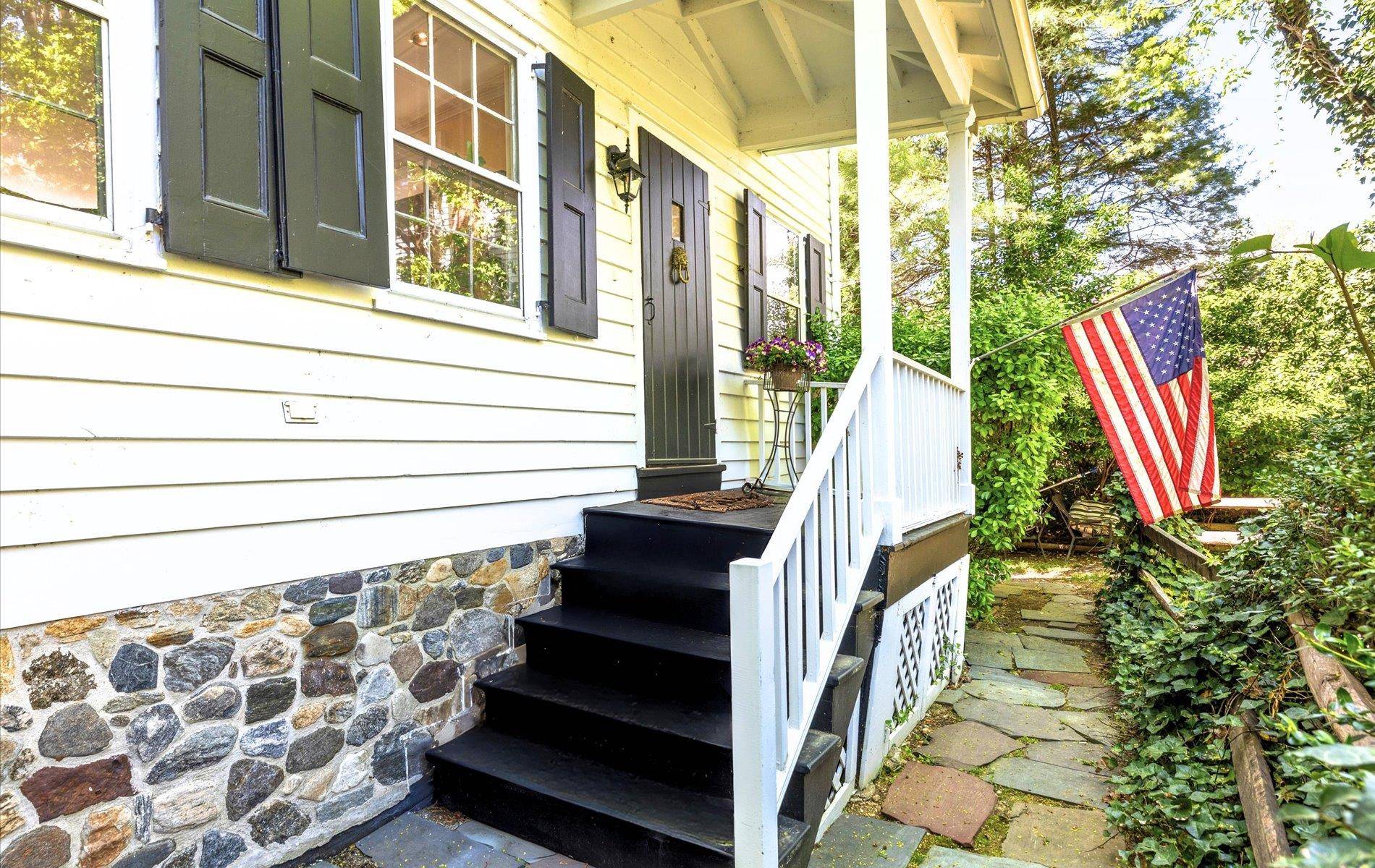 Roslyn, NY 11576,80 E Broadway
