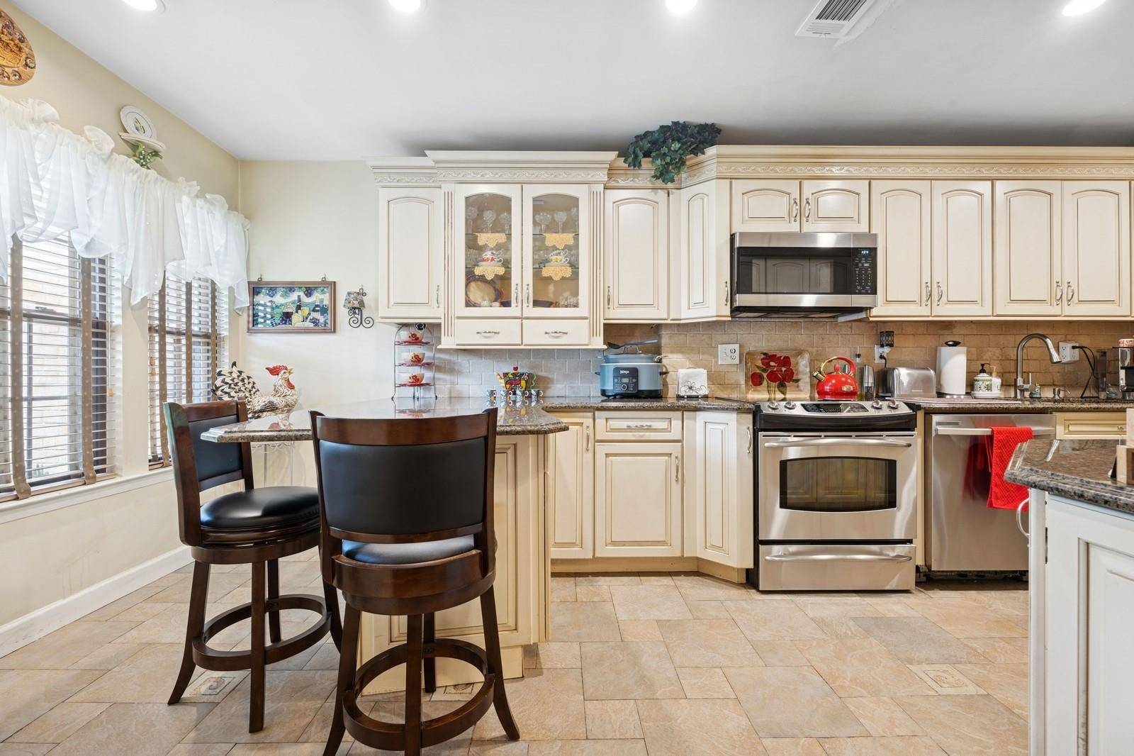 Massapequa Park, NY 11762,60 Southgate CIR