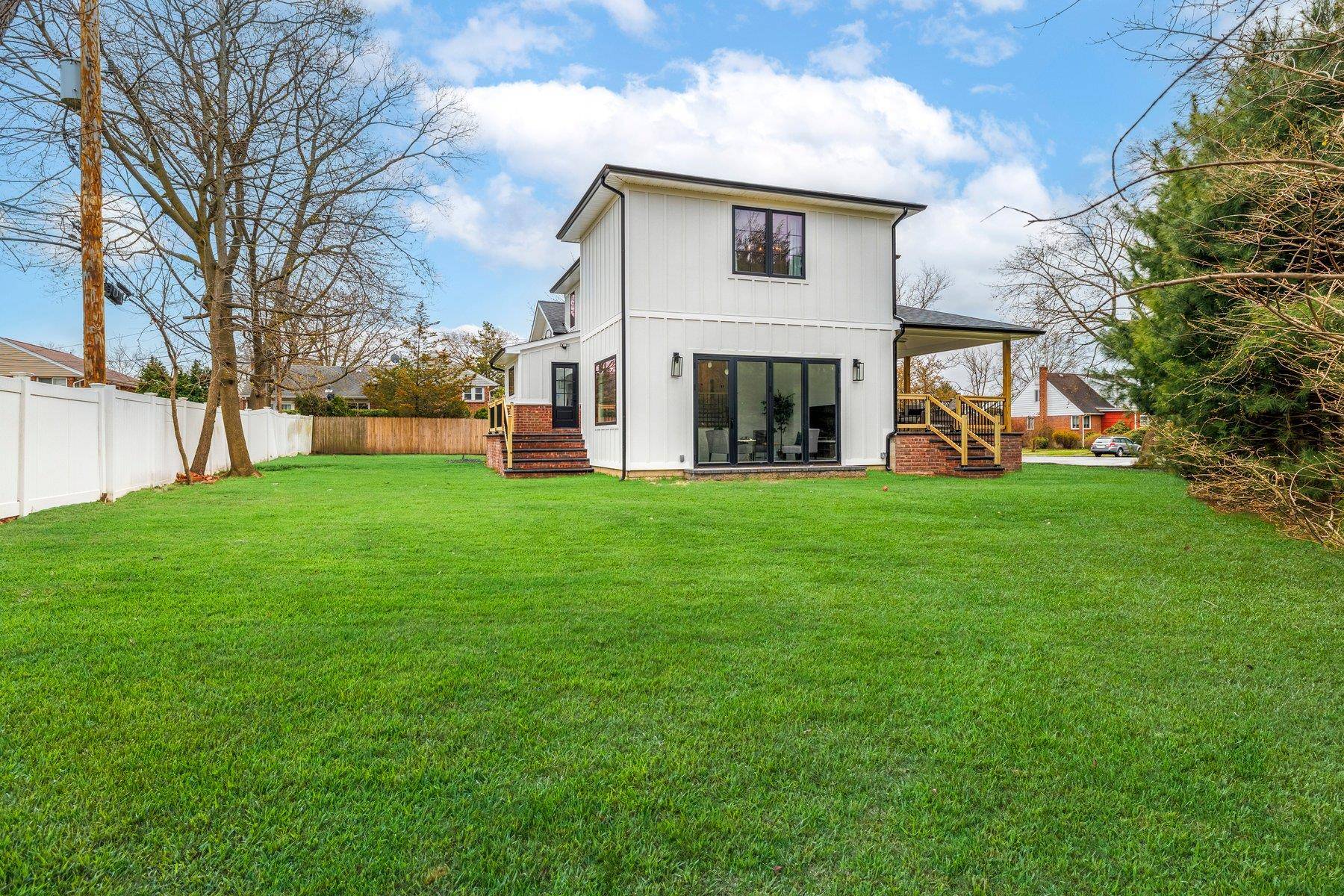 Westbury, NY 11590,64 Jane CT