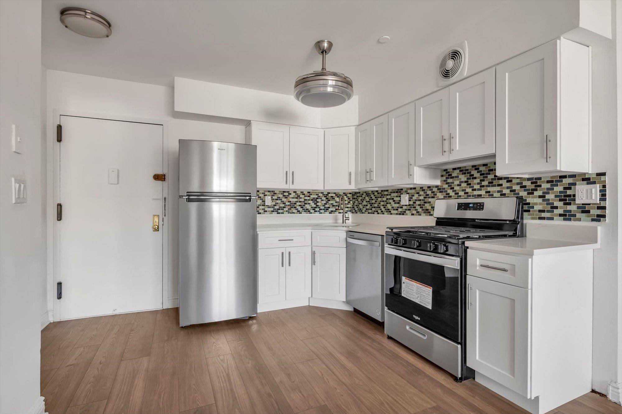 Middle Village, NY 11379,72-35 Metropolitan AVE #BD