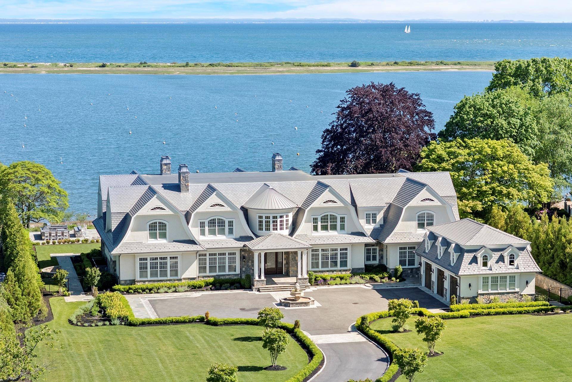 East Setauket, NY 11733,25 Brewster LN