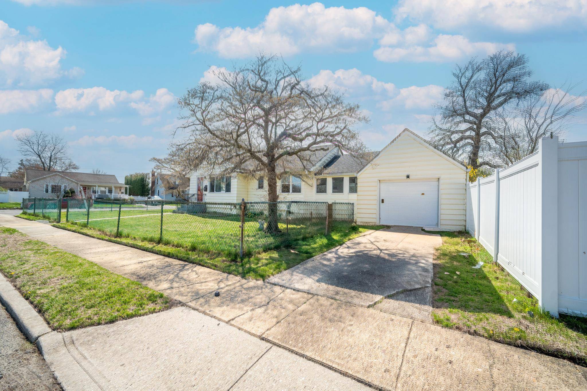 Hicksville, NY 11801,2 Ferndale DR