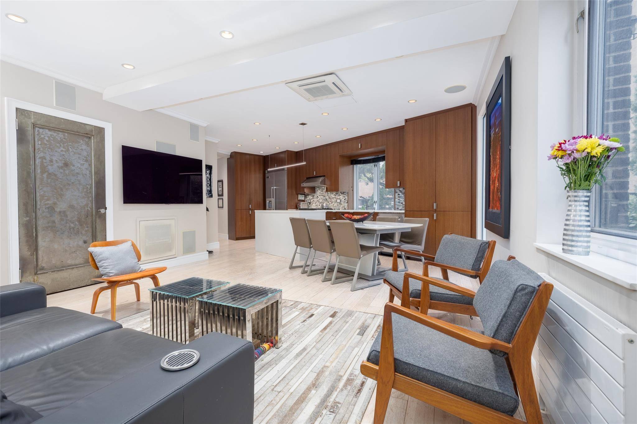 New York (manhattan), NY 10017,314 E 41st ST #PH2B