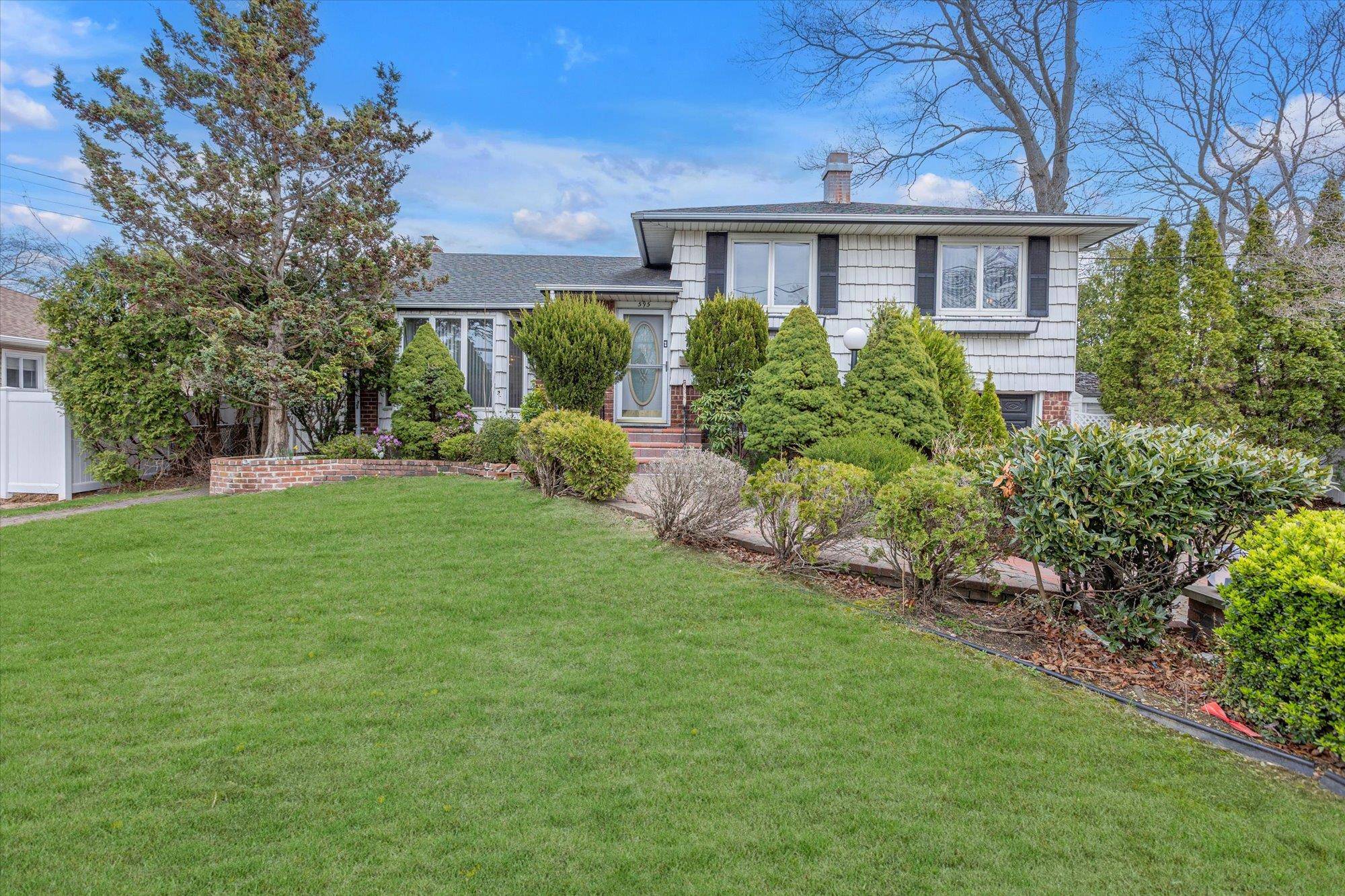 North Babylon, NY 11703,595 Saint George AVE