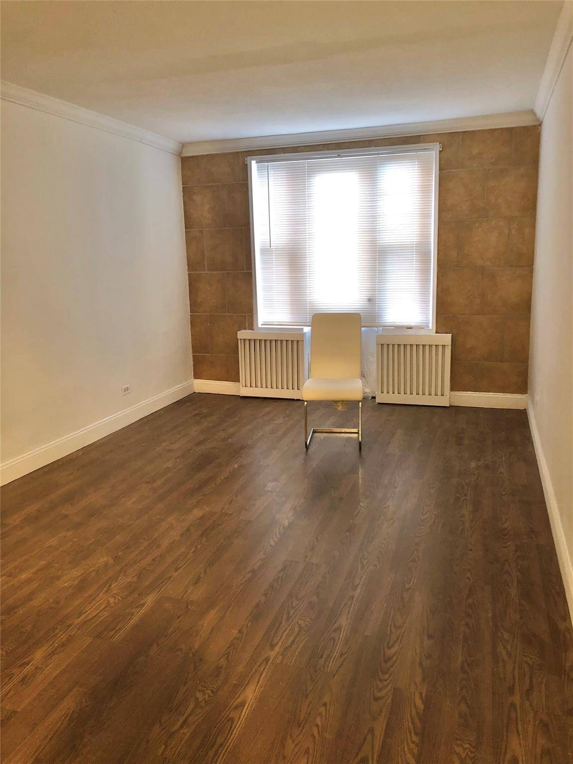 Kew Garden Hills, NY 11367,150-25 71 st  Ave #1E