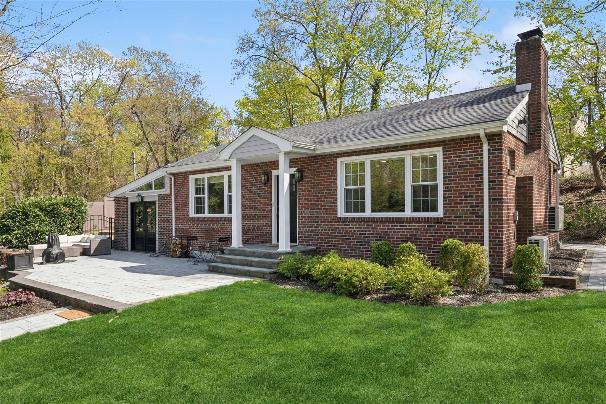 Centerport, NY 11721,109 Centerport RD